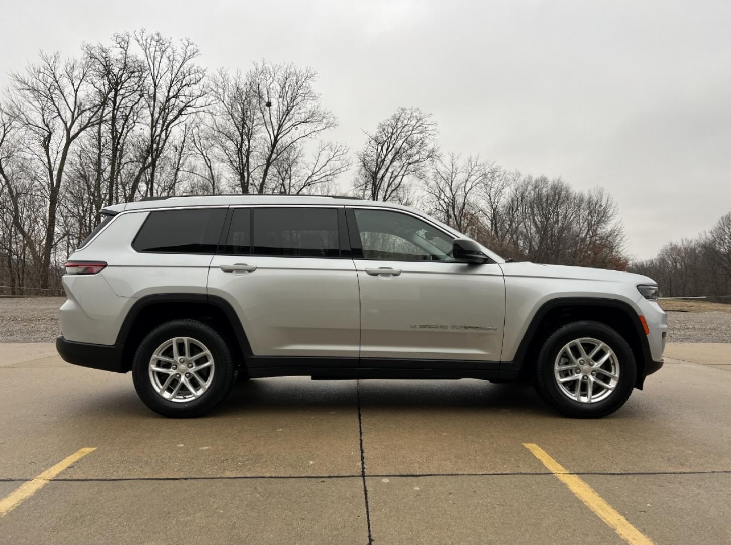 2023 SILVER /Black Jeep Grand Cherokee L Laredo 4WD (1C4RJKAG9P8) with an 3.6L V6 engine, Automatic transmission, located at 2990 Old Orchard Rd., Jackson, MO, 63755, 37.354214, -89.612106 - 2023 Jeep Grand Cherokee L Laredo 1-Owner 71xxx miles 4x4 3.6L V6 Automatic 3rd Row Backup Camera Power Driver Seat Bluetooth Cruise Power Windows/Locks/Mirrors We have financing available and we accept trades! Fill out a credit application on our website or come by today! If you have a - Photo#6