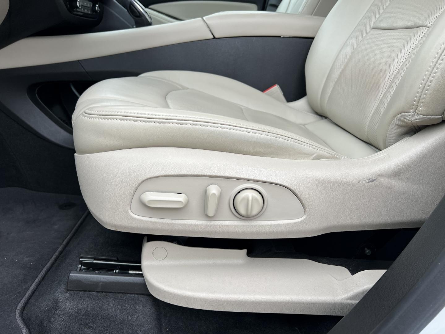 2018 WHITE /Tan Buick Enclave Essence FWD (5GAERBKW4JJ) with an 3.6L V6 engine, Automatic transmission, located at 2990 Old Orchard Rd., Jackson, MO, 63755, 37.354214, -89.612106 - 2018 Buick Enclave Essence 1-Owner 87xxx miles Front Wheel Drive 3.6L V6 Automatic Leather 3rd Row Navigation Power/Heated Seats Backup Camera Sunroof Bluetooth Remote Start Cruise Power Windows/Locks/Mirrors We have financing available and we accept trades! Fill out a credit applica - Photo#6