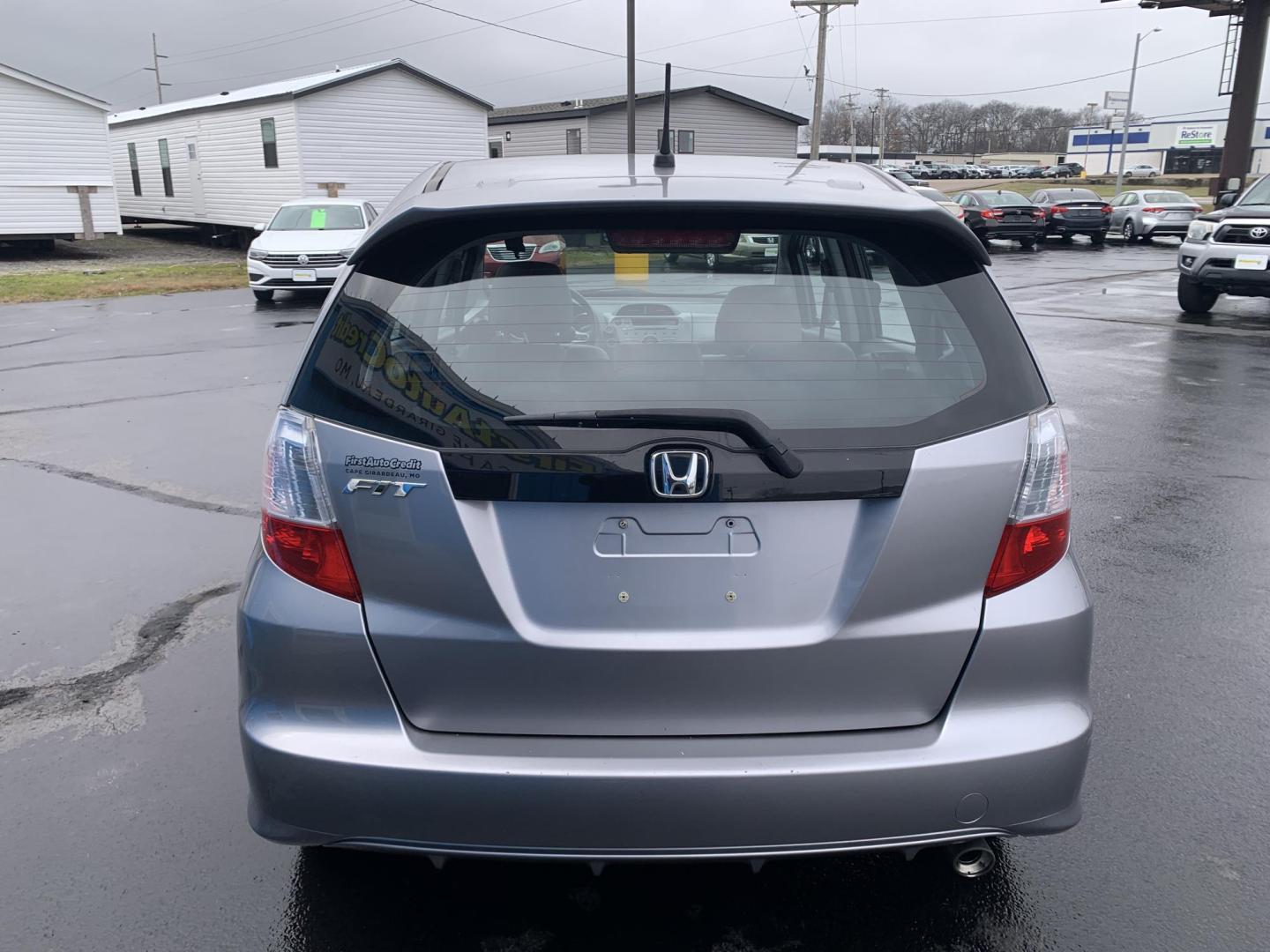 2010 GRAY /GRAY Honda Fit Sport (JHMGE8H43AS) with an 1.5L L4 SOHC 16V engine, Automatic transmission, located at 506 S. Kingshighway, Cape Girardeau, MO, 63703, (573) 235-5000, 37.294991, -89.553635 - 2010 Honda Fit Sport 94,xxx miles Front Wheel Drive 1.5L 4 Cyl. Automatic Cruise Power Windows/Locks/Mirrors We have financing available and we accept trades! Fill out a credit application on our website or come by today! If you have any questions, give us a call at (573) 235-5000 or visit o - Photo#5