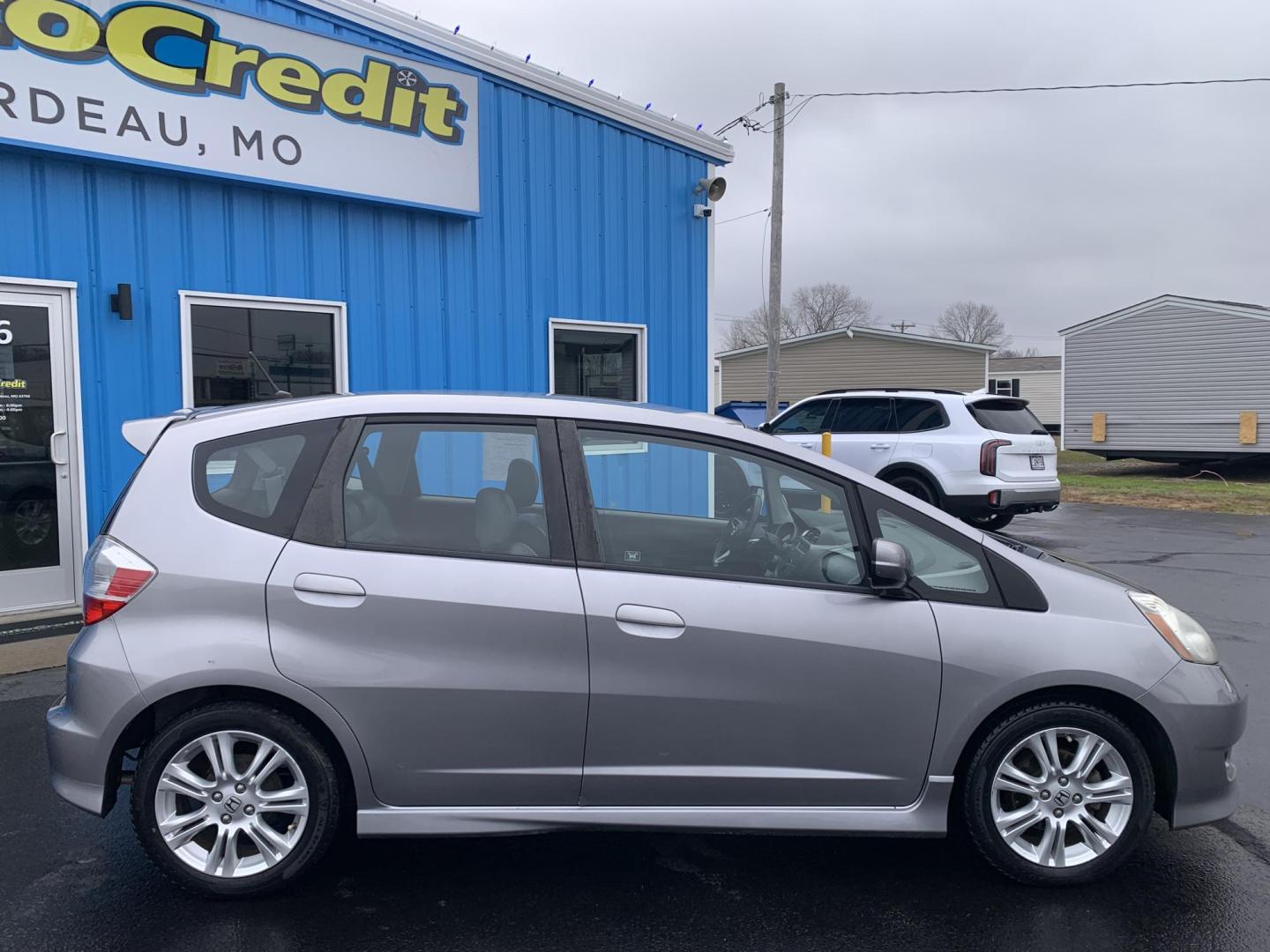 2010 GRAY /GRAY Honda Fit Sport (JHMGE8H43AS) with an 1.5L L4 SOHC 16V engine, Automatic transmission, located at 506 S. Kingshighway, Cape Girardeau, MO, 63703, (573) 235-5000, 37.294991, -89.553635 - 2010 Honda Fit Sport 94,xxx miles Front Wheel Drive 1.5L 4 Cyl. Automatic Cruise Power Windows/Locks/Mirrors We have financing available and we accept trades! Fill out a credit application on our website or come by today! If you have any questions, give us a call at (573) 235-5000 or visit o - Photo#8