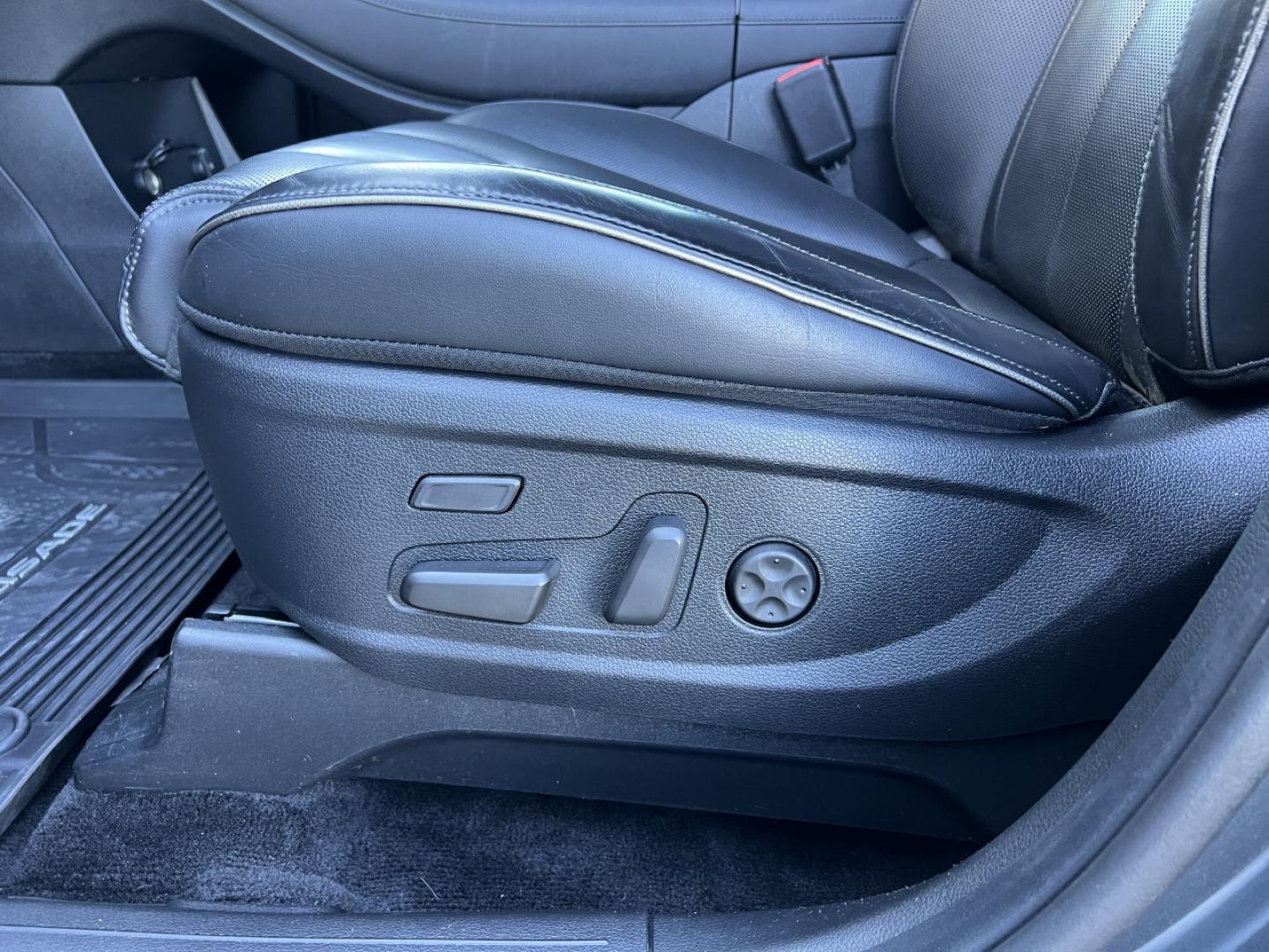 2020 GRAY /Black Hyundai Palisade Limited AWD (KM8R5DHE1LU) with an 3.8L V6 engine, Automatic transmission, located at 2990 Old Orchard Rd., Jackson, MO, 63755, 37.354214, -89.612106 - 2020 Hyundai Palisade Limited 1-Owner 125xxx miles All Wheel Drive 3.8L V6 Automatic Leather 3rd Row Navigation Power/Heated/Cooled Seats Heated/Cooled Rear Seats Heated Steering Wheel Backup Camera Sunroof Bluetooth Remote Start Heads Up Display Cruise Power Windows/Locks/Mirrors - Photo#6