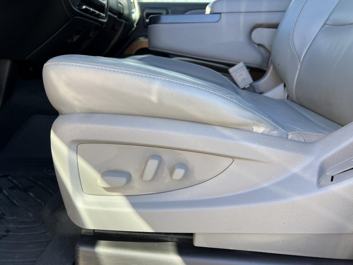 2017 SILVER /Gray Chevrolet Silverado 1500 LTZ Crew Cab Long Box 4WD (3GCUKSECXHG) with an 5.3L V8 engine, Automatic transmission, located at 2990 Old Orchard Rd., Jackson, MO, 63755, 37.354214, -89.612106 - 2017 Chevrolet Silverado 1500 LTZ 120xxx miles 4x4 5.3L V8 Automatic Leather Backup Camera Power/Heated Seats Bluetooth Cruise Power Windows/Locks/Mirrors We have financing available and we accept trades! Fill out a credit application on our website or come by today! If you have any ques - Photo#5