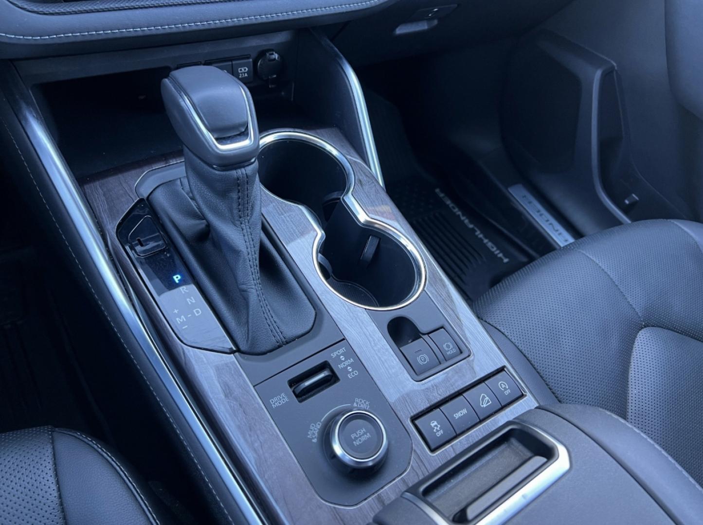 2020 WHITE /Black Toyota Highlander Limited AWD V6 (5TDDZRBH5LS) with an 3.5L V6 engine, Automatic transmission, located at 2990 Old Orchard Rd., Jackson, MO, 63755, 37.354214, -89.612106 - 2020 Toyota Highlander Limited 1-Owner 91xxx miles All Wheel Drive 3.5L V6 Automatic Leather 3rd Row Navigation Power/Heated/Cooled Seats Heated Steering Wheel Backup Camera Sunroof Bluetooth Cruise Power Windows/Locks/Mirrors We have financing available and we accept trades! Fill o - Photo#27