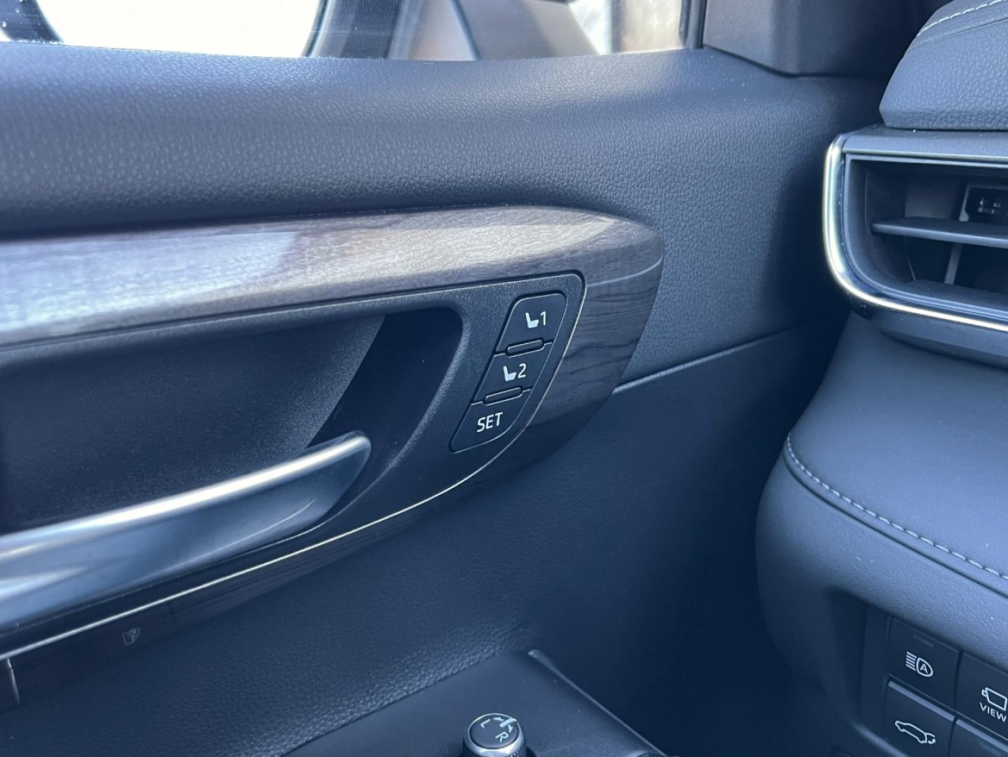 2020 WHITE /Black Toyota Highlander Limited AWD V6 (5TDDZRBH5LS) with an 3.5L V6 engine, Automatic transmission, located at 2990 Old Orchard Rd., Jackson, MO, 63755, 37.354214, -89.612106 - 2020 Toyota Highlander Limited 1-Owner 91xxx miles All Wheel Drive 3.5L V6 Automatic Leather 3rd Row Navigation Power/Heated/Cooled Seats Heated Steering Wheel Backup Camera Sunroof Bluetooth Cruise Power Windows/Locks/Mirrors We have financing available and we accept trades! Fill o - Photo#32