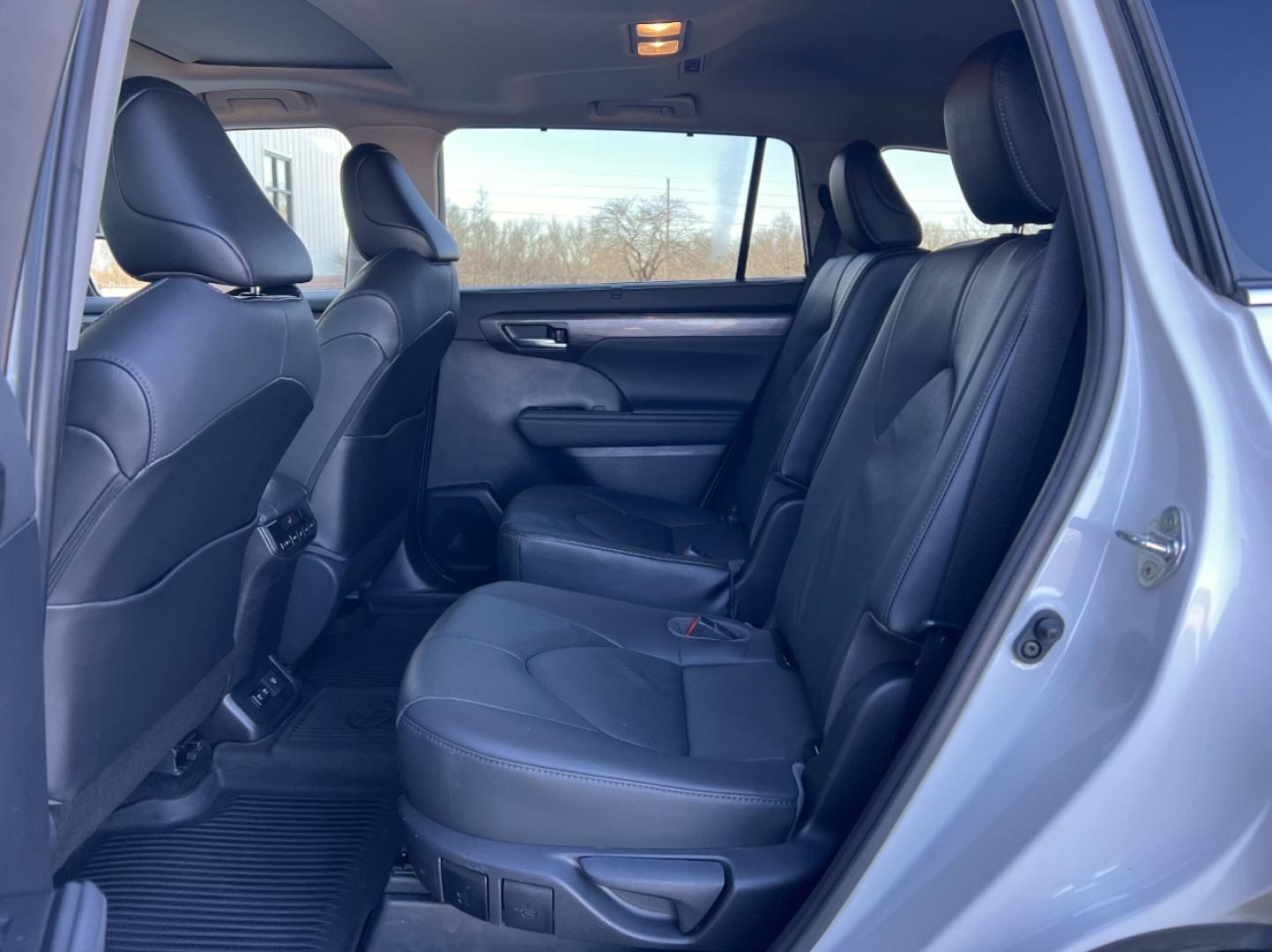 2020 WHITE /Black Toyota Highlander Limited AWD V6 (5TDDZRBH5LS) with an 3.5L V6 engine, Automatic transmission, located at 2990 Old Orchard Rd., Jackson, MO, 63755, 37.354214, -89.612106 - 2020 Toyota Highlander Limited 1-Owner 91xxx miles All Wheel Drive 3.5L V6 Automatic Leather 3rd Row Navigation Power/Heated/Cooled Seats Heated Steering Wheel Backup Camera Sunroof Bluetooth Cruise Power Windows/Locks/Mirrors We have financing available and we accept trades! Fill o - Photo#18