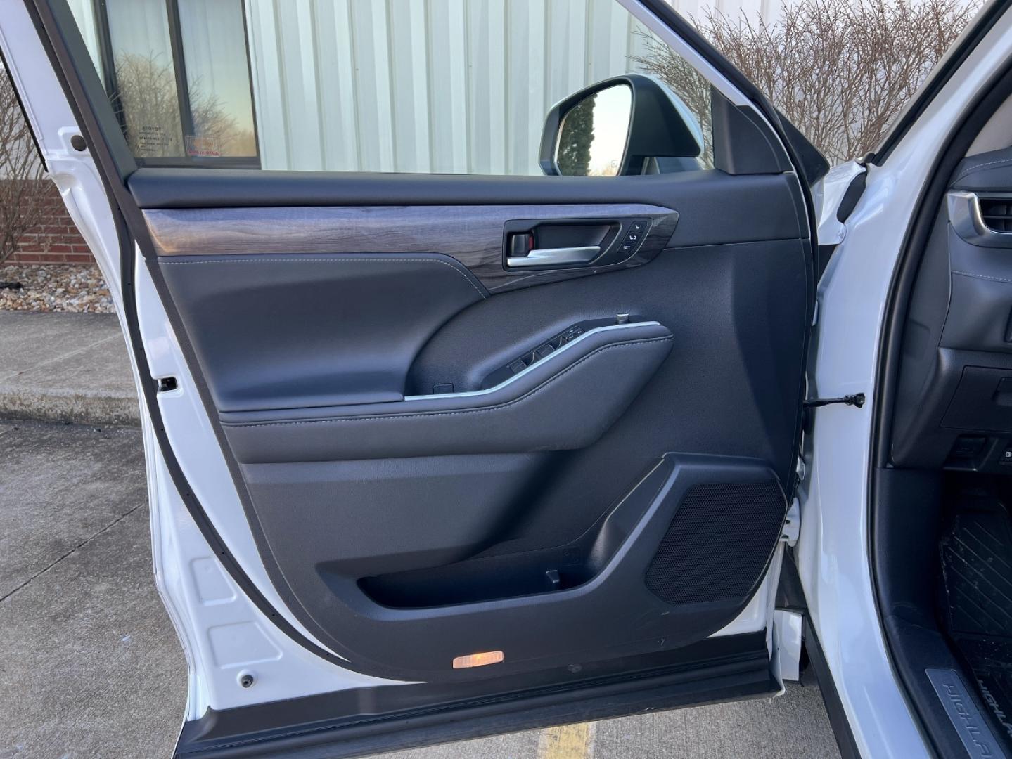 2020 WHITE /Black Toyota Highlander Limited AWD V6 (5TDDZRBH5LS) with an 3.5L V6 engine, Automatic transmission, located at 2990 Old Orchard Rd., Jackson, MO, 63755, 37.354214, -89.612106 - 2020 Toyota Highlander Limited 1-Owner 91xxx miles All Wheel Drive 3.5L V6 Automatic Leather 3rd Row Navigation Power/Heated/Cooled Seats Heated Steering Wheel Backup Camera Sunroof Bluetooth Cruise Power Windows/Locks/Mirrors We have financing available and we accept trades! Fill o - Photo#14