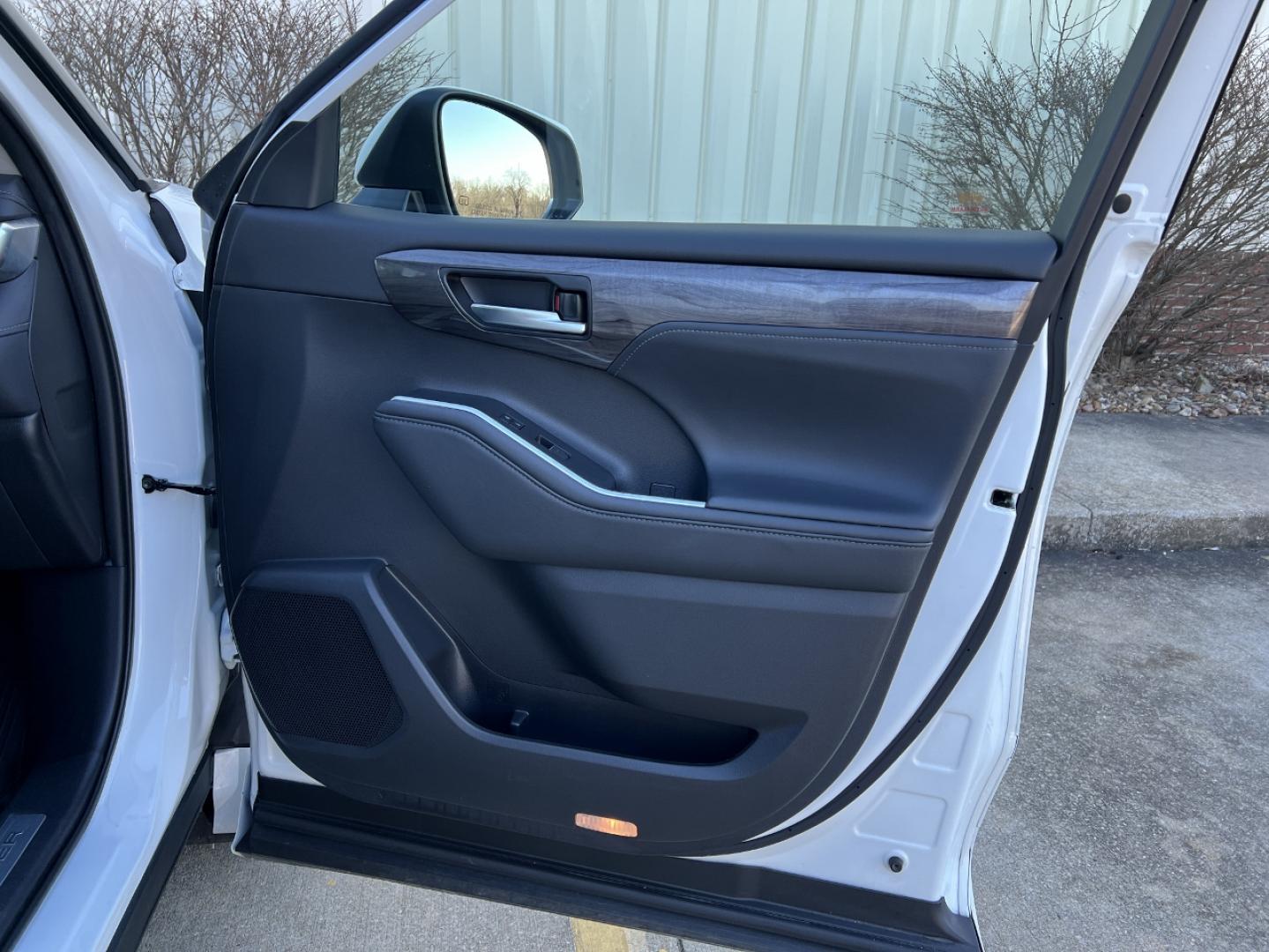 2020 WHITE /Black Toyota Highlander Limited AWD V6 (5TDDZRBH5LS) with an 3.5L V6 engine, Automatic transmission, located at 2990 Old Orchard Rd., Jackson, MO, 63755, 37.354214, -89.612106 - 2020 Toyota Highlander Limited 1-Owner 91xxx miles All Wheel Drive 3.5L V6 Automatic Leather 3rd Row Navigation Power/Heated/Cooled Seats Heated Steering Wheel Backup Camera Sunroof Bluetooth Cruise Power Windows/Locks/Mirrors We have financing available and we accept trades! Fill o - Photo#16