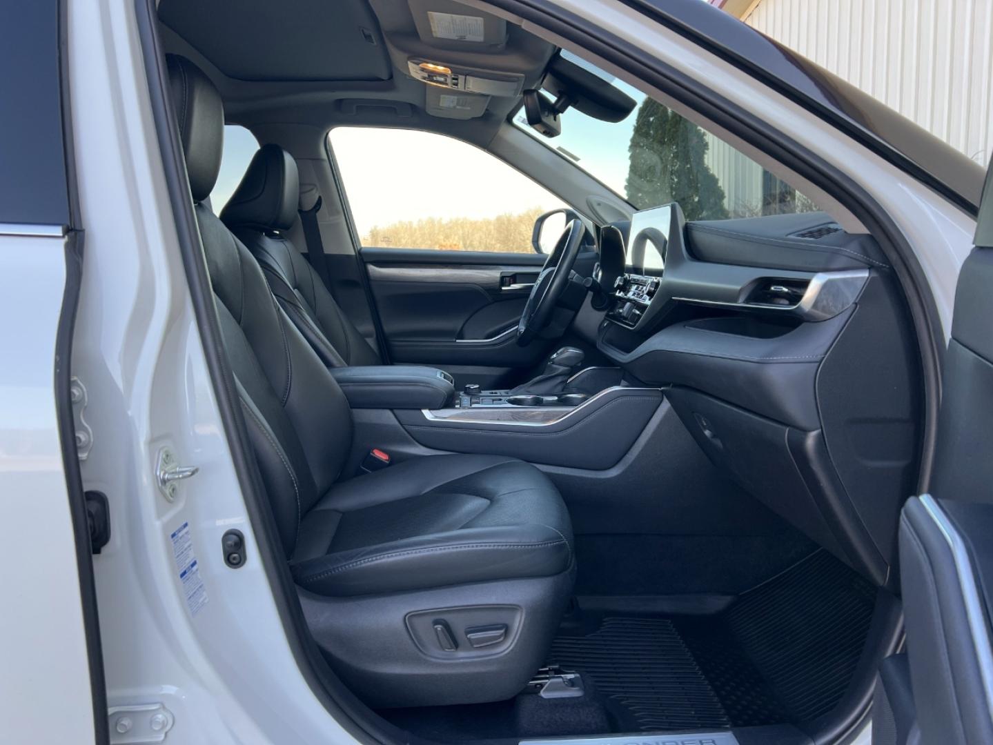 2020 WHITE /Black Toyota Highlander Limited AWD V6 (5TDDZRBH5LS) with an 3.5L V6 engine, Automatic transmission, located at 2990 Old Orchard Rd., Jackson, MO, 63755, 37.354214, -89.612106 - 2020 Toyota Highlander Limited 1-Owner 91xxx miles All Wheel Drive 3.5L V6 Automatic Leather 3rd Row Navigation Power/Heated/Cooled Seats Heated Steering Wheel Backup Camera Sunroof Bluetooth Cruise Power Windows/Locks/Mirrors We have financing available and we accept trades! Fill o - Photo#17