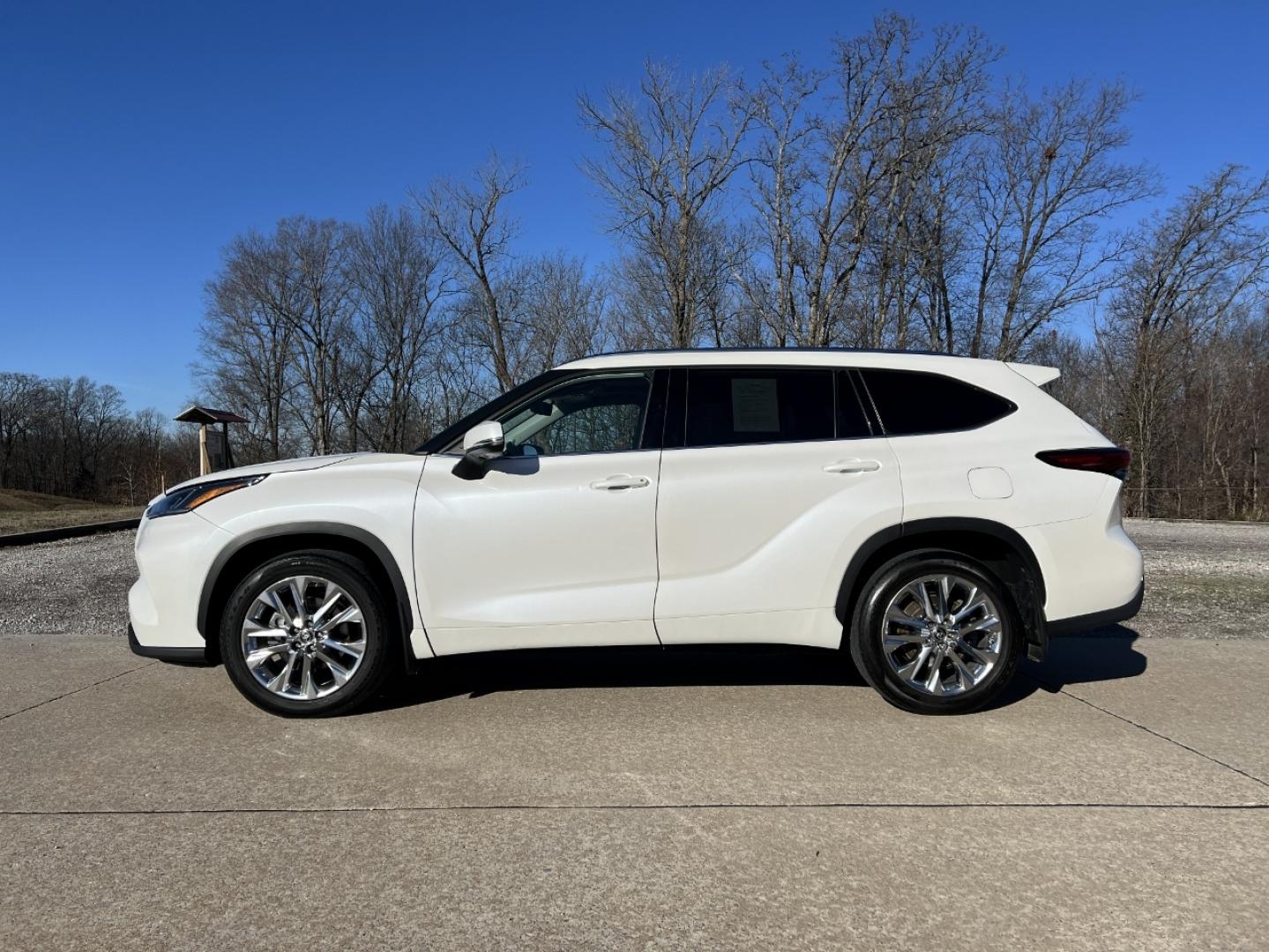 2020 WHITE /Black Toyota Highlander Limited AWD V6 (5TDDZRBH5LS) with an 3.5L V6 engine, Automatic transmission, located at 2990 Old Orchard Rd., Jackson, MO, 63755, 37.354214, -89.612106 - 2020 Toyota Highlander Limited 1-Owner 91xxx miles All Wheel Drive 3.5L V6 Automatic Leather 3rd Row Navigation Power/Heated/Cooled Seats Heated Steering Wheel Backup Camera Sunroof Bluetooth Cruise Power Windows/Locks/Mirrors We have financing available and we accept trades! Fill o - Photo#8