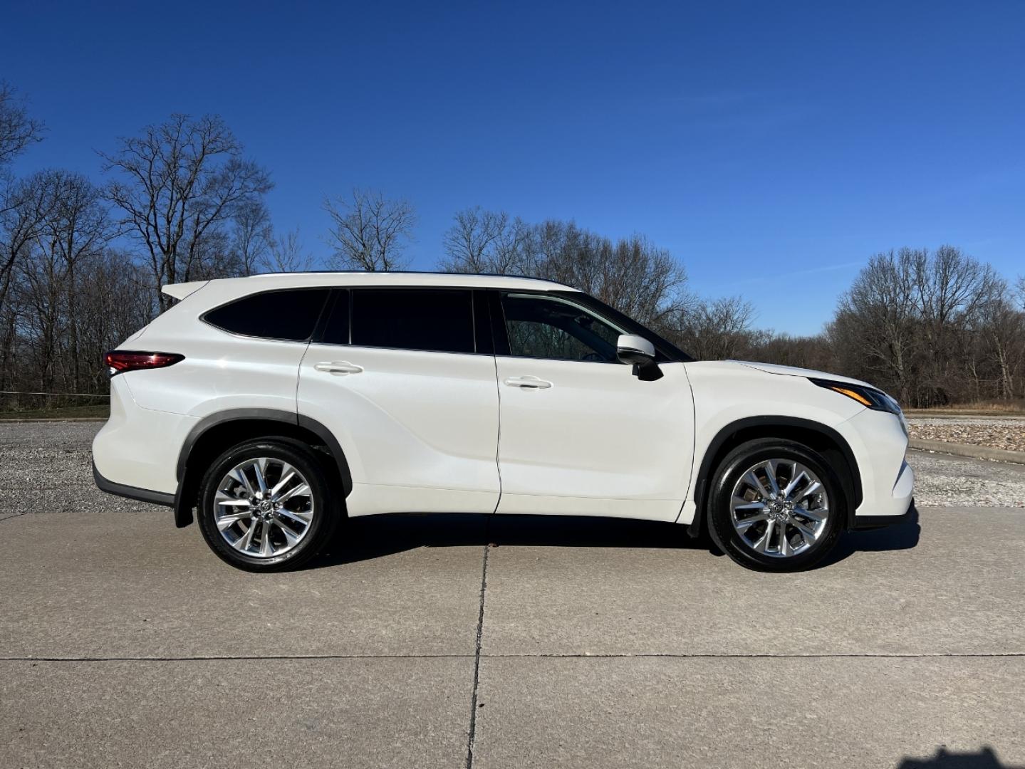 2020 WHITE /Black Toyota Highlander Limited AWD V6 (5TDDZRBH5LS) with an 3.5L V6 engine, Automatic transmission, located at 2990 Old Orchard Rd., Jackson, MO, 63755, 37.354214, -89.612106 - 2020 Toyota Highlander Limited 1-Owner 91xxx miles All Wheel Drive 3.5L V6 Automatic Leather 3rd Row Navigation Power/Heated/Cooled Seats Heated Steering Wheel Backup Camera Sunroof Bluetooth Cruise Power Windows/Locks/Mirrors We have financing available and we accept trades! Fill o - Photo#9