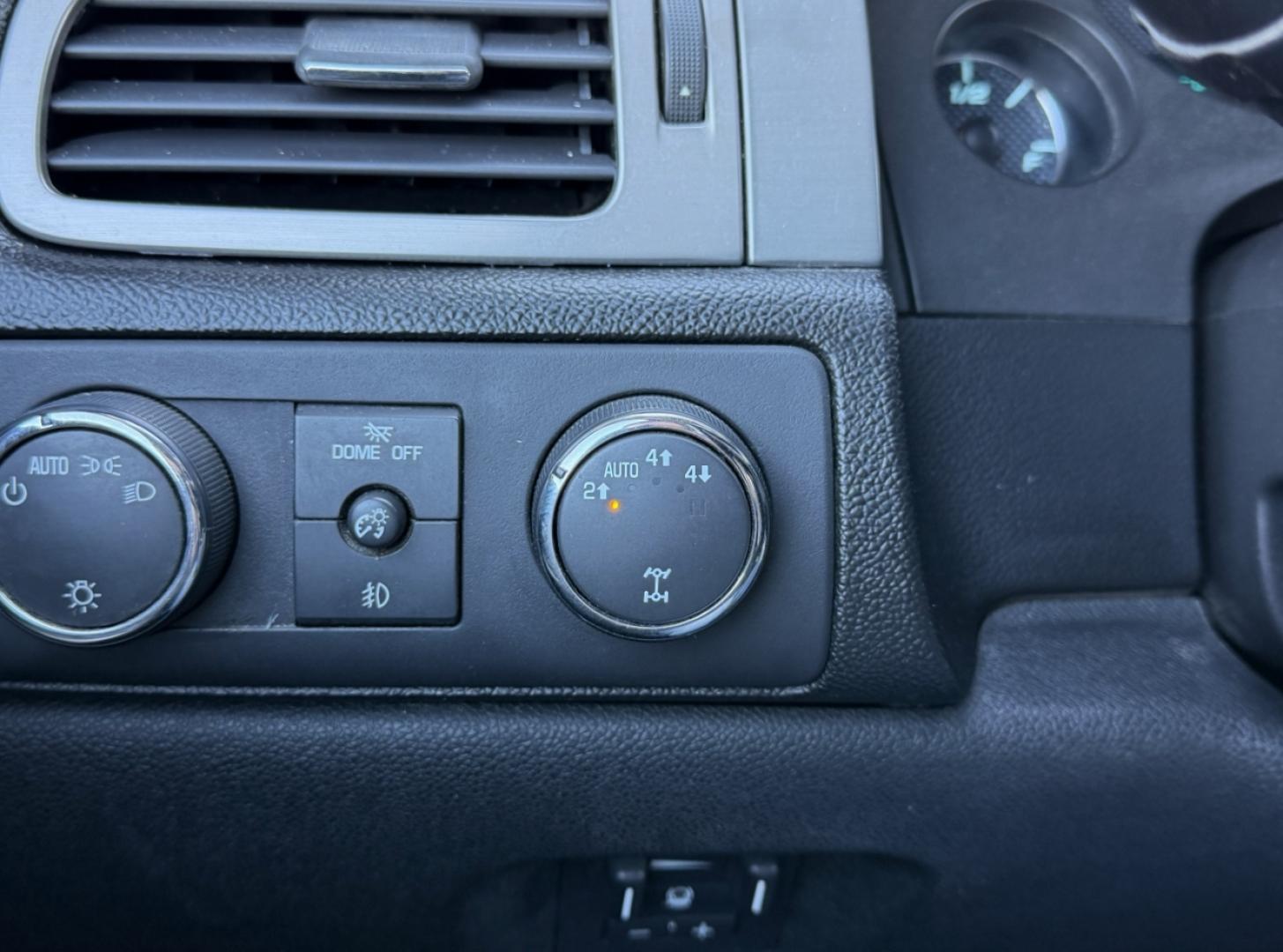 2010 WHITE /Black GMC Sierra 1500 SLT Ext. Cab 4WD (1GTSKWE31AZ) with an 5.3L V8 engine, Automatic transmission, located at 2990 Old Orchard Rd., Jackson, MO, 63755, 37.354214, -89.612106 - 2010 GMC Sierra 1500 SLT 163xxx miles 4x4 5.3L V8 Automatic Power/Heated Seats Remote Start Cruise Power Windows/Locks/Mirrors We have financing available and we accept trades! Fill out a credit application on our website or come by today! If you have any questions, give us a call at (573) - Photo#2