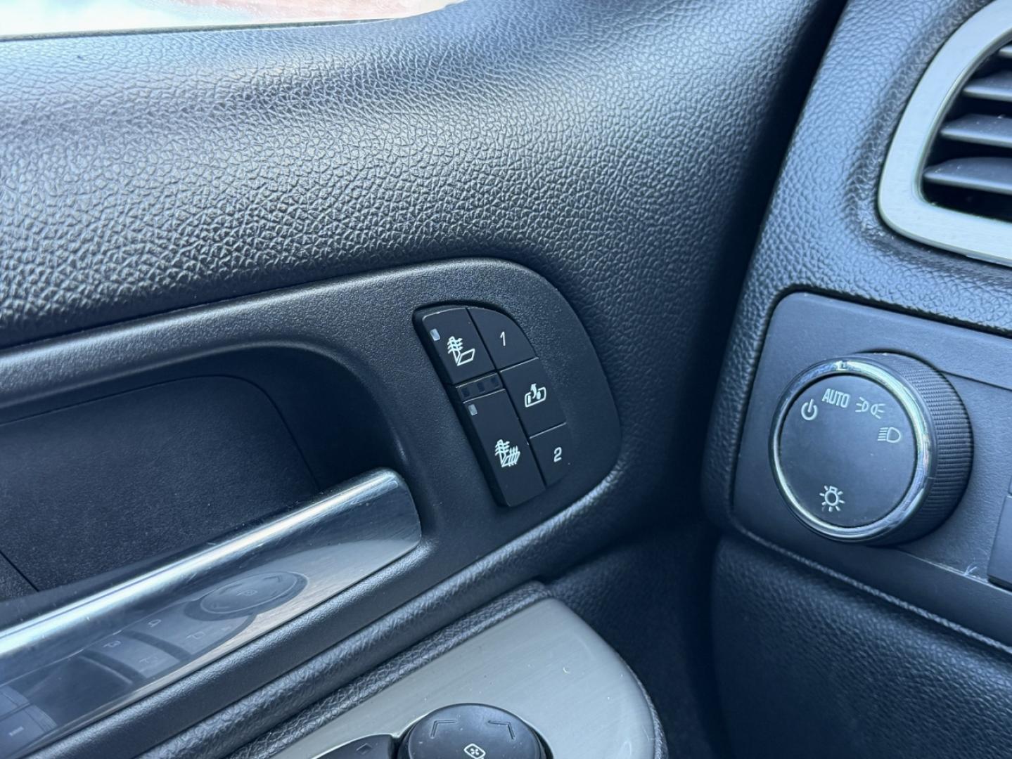 2010 WHITE /Black GMC Sierra 1500 SLT Ext. Cab 4WD (1GTSKWE31AZ) with an 5.3L V8 engine, Automatic transmission, located at 2990 Old Orchard Rd., Jackson, MO, 63755, 37.354214, -89.612106 - 2010 GMC Sierra 1500 SLT 163xxx miles 4x4 5.3L V8 Automatic Power/Heated Seats Remote Start Cruise Power Windows/Locks/Mirrors We have financing available and we accept trades! Fill out a credit application on our website or come by today! If you have any questions, give us a call at (573) - Photo#3