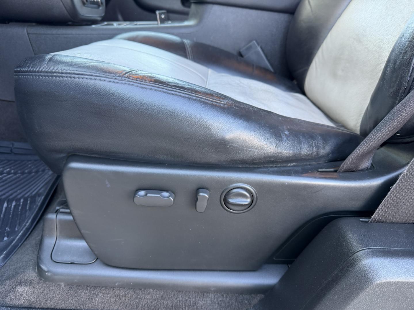 2010 WHITE /Black GMC Sierra 1500 SLT Ext. Cab 4WD (1GTSKWE31AZ) with an 5.3L V8 engine, Automatic transmission, located at 2990 Old Orchard Rd., Jackson, MO, 63755, 37.354214, -89.612106 - 2010 GMC Sierra 1500 SLT 163xxx miles 4x4 5.3L V8 Automatic Power/Heated Seats Remote Start Cruise Power Windows/Locks/Mirrors We have financing available and we accept trades! Fill out a credit application on our website or come by today! If you have any questions, give us a call at (573) - Photo#4