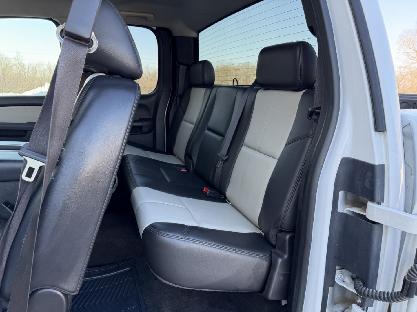 2010 WHITE /Black GMC Sierra 1500 SLT Ext. Cab 4WD (1GTSKWE31AZ) with an 5.3L V8 engine, Automatic transmission, located at 2990 Old Orchard Rd., Jackson, MO, 63755, 37.354214, -89.612106 - 2010 GMC Sierra 1500 SLT 163xxx miles 4x4 5.3L V8 Automatic Power/Heated Seats Remote Start Cruise Power Windows/Locks/Mirrors We have financing available and we accept trades! Fill out a credit application on our website or come by today! If you have any questions, give us a call at (573) - Photo#16