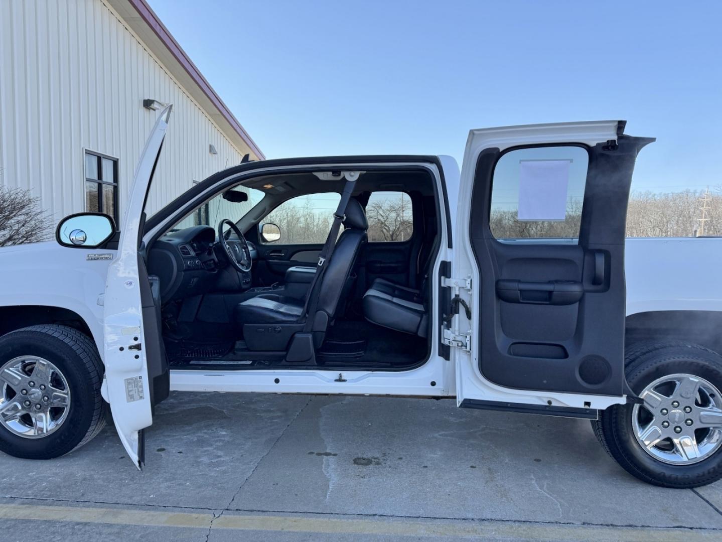 2010 WHITE /Black GMC Sierra 1500 SLT Ext. Cab 4WD (1GTSKWE31AZ) with an 5.3L V8 engine, Automatic transmission, located at 2990 Old Orchard Rd., Jackson, MO, 63755, 37.354214, -89.612106 - 2010 GMC Sierra 1500 SLT 163xxx miles 4x4 5.3L V8 Automatic Power/Heated Seats Remote Start Cruise Power Windows/Locks/Mirrors We have financing available and we accept trades! Fill out a credit application on our website or come by today! If you have any questions, give us a call at (573) - Photo#17