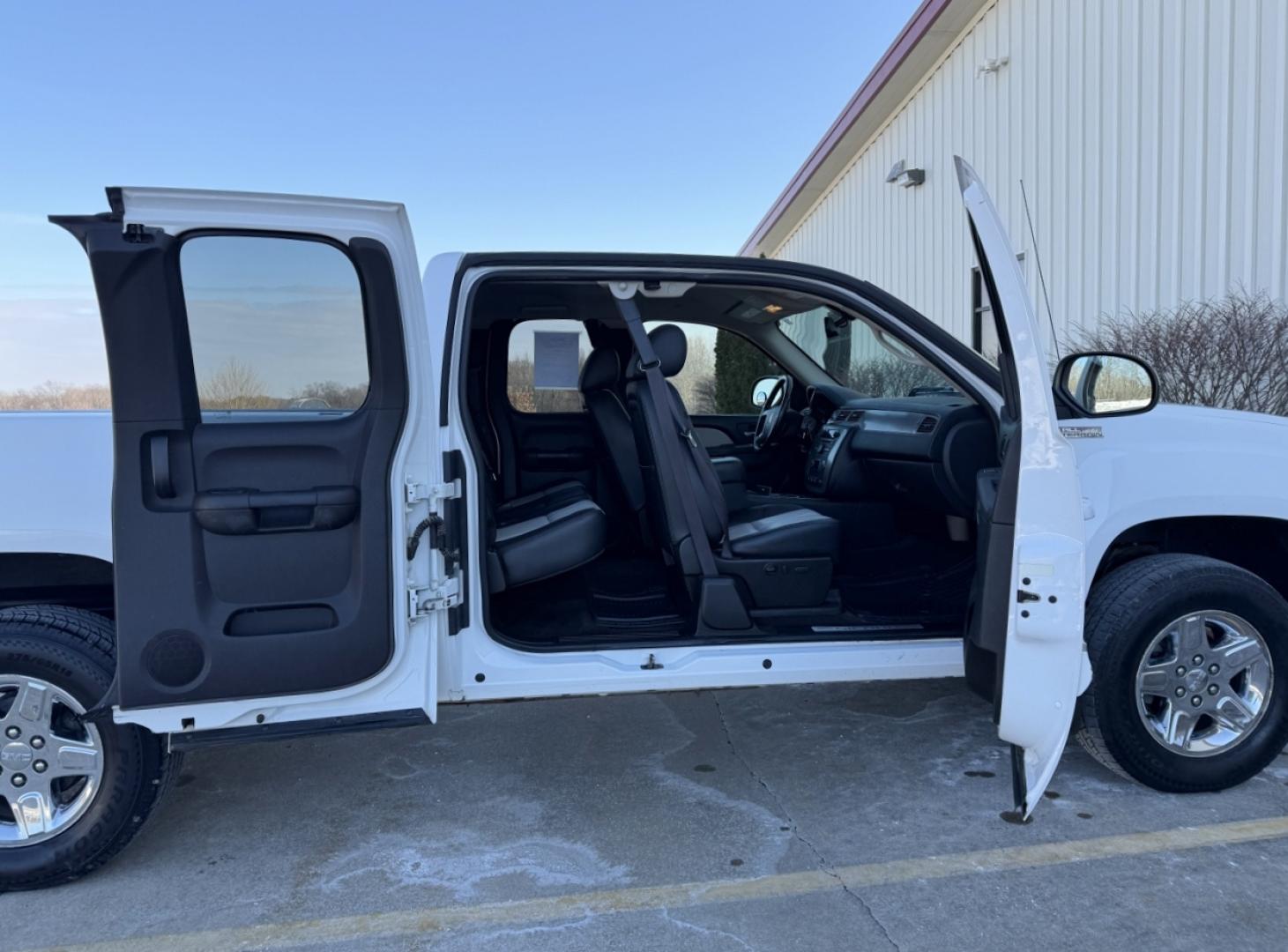 2010 WHITE /Black GMC Sierra 1500 SLT Ext. Cab 4WD (1GTSKWE31AZ) with an 5.3L V8 engine, Automatic transmission, located at 2990 Old Orchard Rd., Jackson, MO, 63755, 37.354214, -89.612106 - 2010 GMC Sierra 1500 SLT 163xxx miles 4x4 5.3L V8 Automatic Power/Heated Seats Remote Start Cruise Power Windows/Locks/Mirrors We have financing available and we accept trades! Fill out a credit application on our website or come by today! If you have any questions, give us a call at (573) - Photo#19