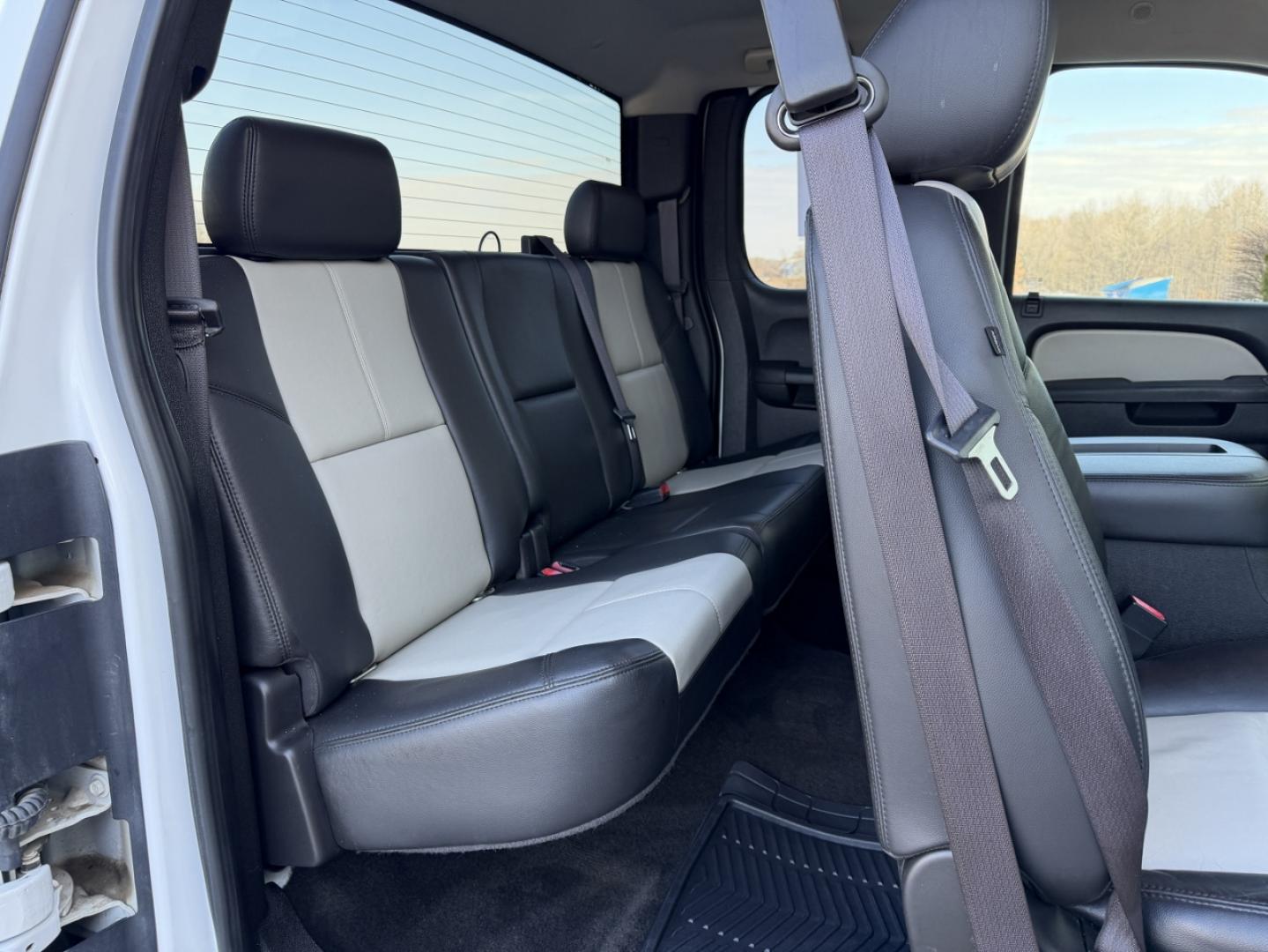 2010 WHITE /Black GMC Sierra 1500 SLT Ext. Cab 4WD (1GTSKWE31AZ) with an 5.3L V8 engine, Automatic transmission, located at 2990 Old Orchard Rd., Jackson, MO, 63755, 37.354214, -89.612106 - 2010 GMC Sierra 1500 SLT 163xxx miles 4x4 5.3L V8 Automatic Power/Heated Seats Remote Start Cruise Power Windows/Locks/Mirrors We have financing available and we accept trades! Fill out a credit application on our website or come by today! If you have any questions, give us a call at (573) - Photo#18