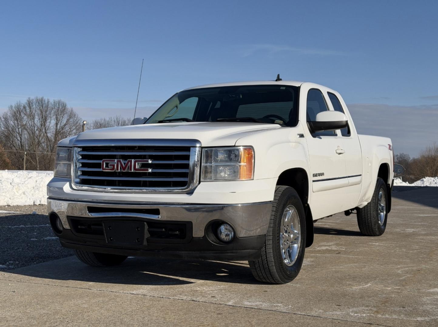 2010 WHITE /Black GMC Sierra 1500 SLT Ext. Cab 4WD (1GTSKWE31AZ) with an 5.3L V8 engine, Automatic transmission, located at 2990 Old Orchard Rd., Jackson, MO, 63755, 37.354214, -89.612106 - 2010 GMC Sierra 1500 SLT 163xxx miles 4x4 5.3L V8 Automatic Power/Heated Seats Remote Start Cruise Power Windows/Locks/Mirrors We have financing available and we accept trades! Fill out a credit application on our website or come by today! If you have any questions, give us a call at (573) - Photo#5
