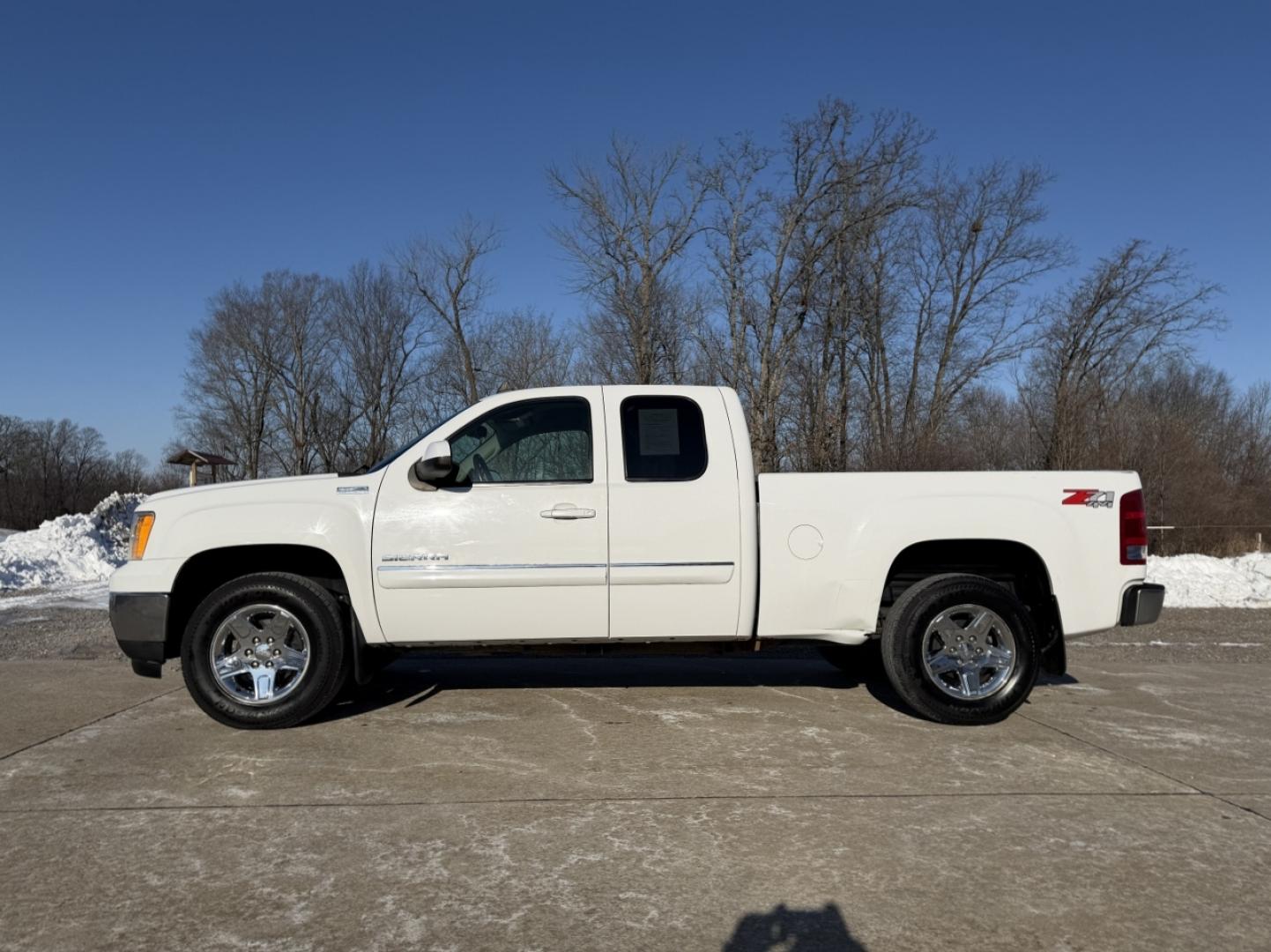 2010 WHITE /Black GMC Sierra 1500 SLT Ext. Cab 4WD (1GTSKWE31AZ) with an 5.3L V8 engine, Automatic transmission, located at 2990 Old Orchard Rd., Jackson, MO, 63755, 37.354214, -89.612106 - 2010 GMC Sierra 1500 SLT 163xxx miles 4x4 5.3L V8 Automatic Power/Heated Seats Remote Start Cruise Power Windows/Locks/Mirrors We have financing available and we accept trades! Fill out a credit application on our website or come by today! If you have any questions, give us a call at (573) - Photo#6