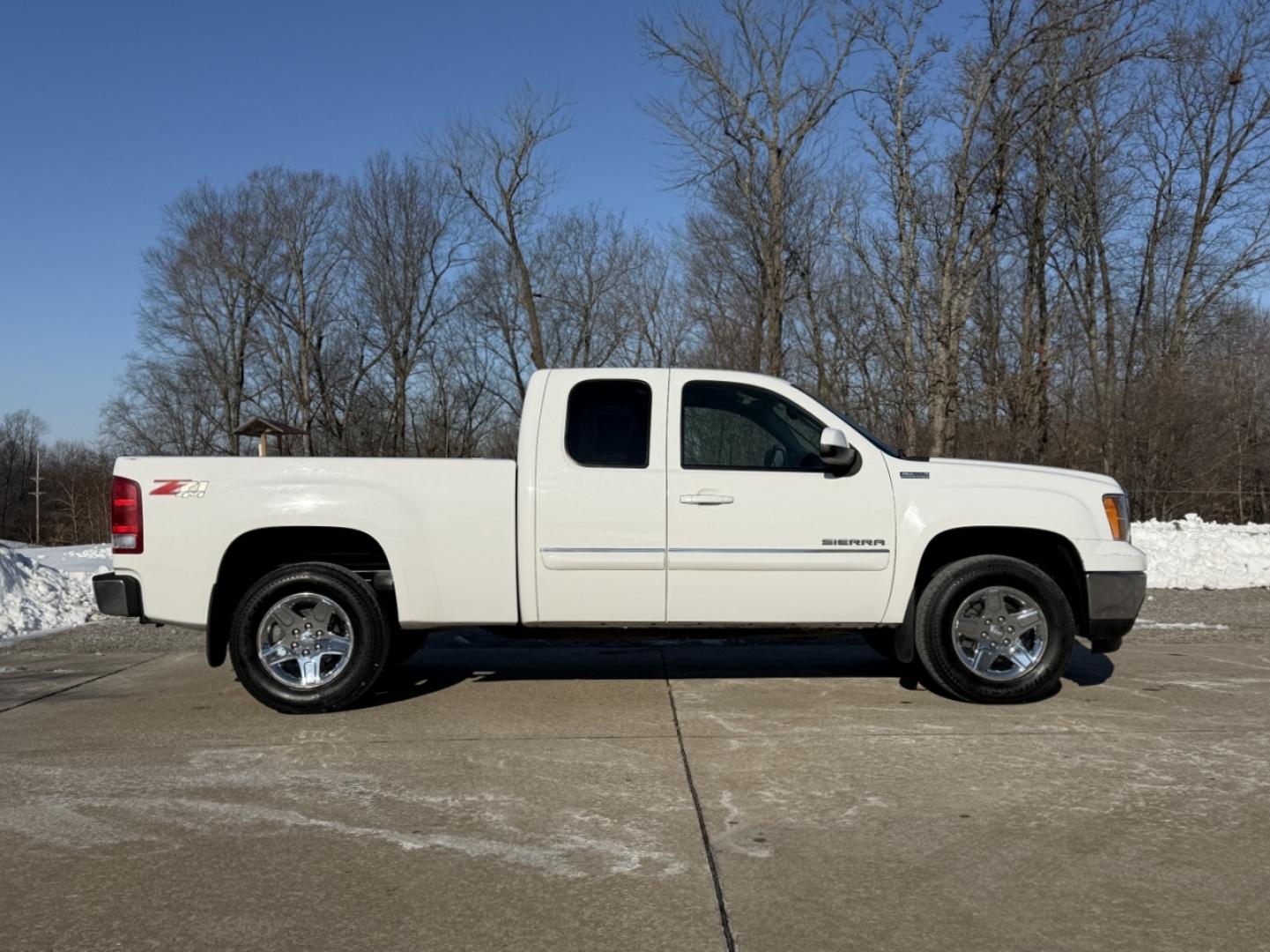 2010 WHITE /Black GMC Sierra 1500 SLT Ext. Cab 4WD (1GTSKWE31AZ) with an 5.3L V8 engine, Automatic transmission, located at 2990 Old Orchard Rd., Jackson, MO, 63755, 37.354214, -89.612106 - 2010 GMC Sierra 1500 SLT 163xxx miles 4x4 5.3L V8 Automatic Power/Heated Seats Remote Start Cruise Power Windows/Locks/Mirrors We have financing available and we accept trades! Fill out a credit application on our website or come by today! If you have any questions, give us a call at (573) - Photo#7
