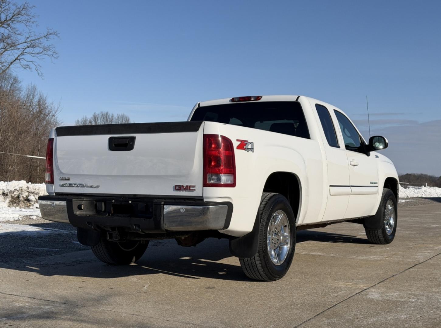 2010 WHITE /Black GMC Sierra 1500 SLT Ext. Cab 4WD (1GTSKWE31AZ) with an 5.3L V8 engine, Automatic transmission, located at 2990 Old Orchard Rd., Jackson, MO, 63755, 37.354214, -89.612106 - 2010 GMC Sierra 1500 SLT 163xxx miles 4x4 5.3L V8 Automatic Power/Heated Seats Remote Start Cruise Power Windows/Locks/Mirrors We have financing available and we accept trades! Fill out a credit application on our website or come by today! If you have any questions, give us a call at (573) - Photo#8