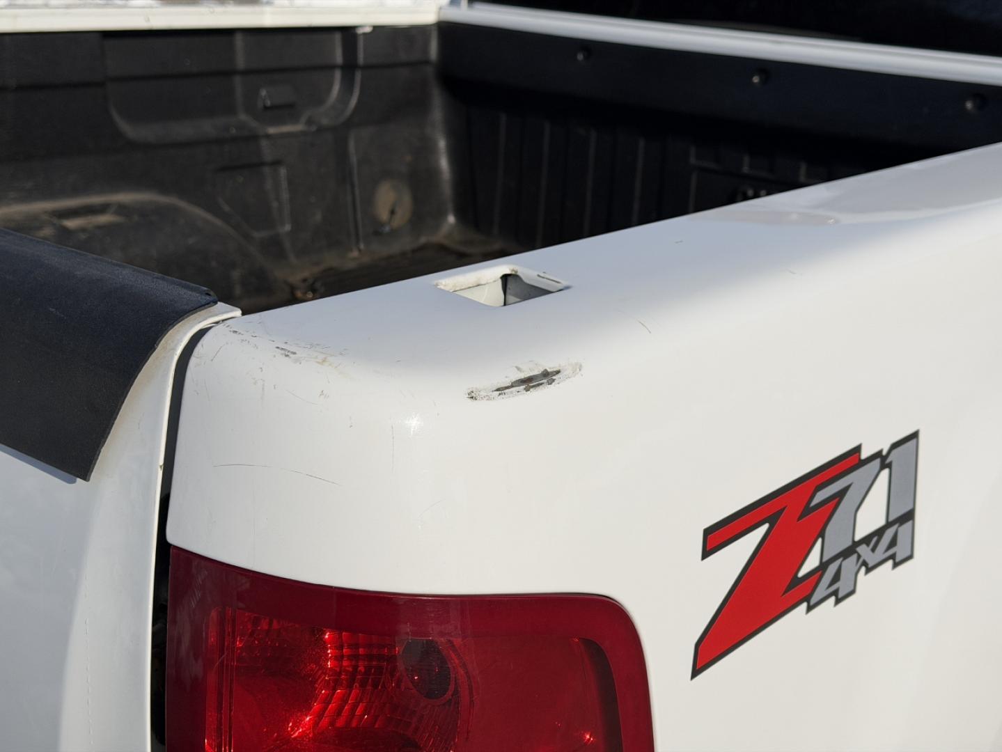 2010 WHITE /Black GMC Sierra 1500 SLT Ext. Cab 4WD (1GTSKWE31AZ) with an 5.3L V8 engine, Automatic transmission, located at 2990 Old Orchard Rd., Jackson, MO, 63755, 37.354214, -89.612106 - 2010 GMC Sierra 1500 SLT 163xxx miles 4x4 5.3L V8 Automatic Power/Heated Seats Remote Start Cruise Power Windows/Locks/Mirrors We have financing available and we accept trades! Fill out a credit application on our website or come by today! If you have any questions, give us a call at (573) - Photo#47