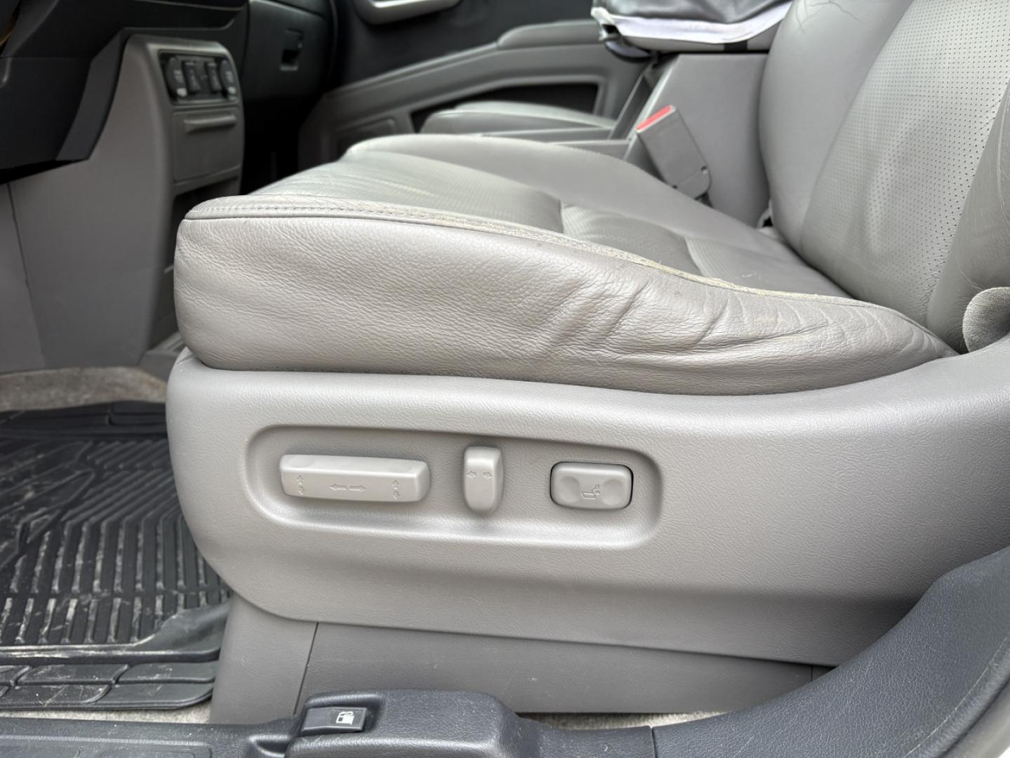 2013 WHITE /Gray Honda Ridgeline RTL (5FPYK1F50DB) with an 3.5L V6 engine, Automatic transmission, located at 2990 Old Orchard Rd., Jackson, MO, 63755, 37.354214, -89.612106 - 2013 Honda Ridgeline RTL 80xxx miles 4x4 3.5L V6 Automatic Leather Navigation Power/Heated Seats Backup Camera Sunroof Cruise Power Windows/Locks/Mirrors We have financing available and we accept trades! Fill out a credit application on our website or come by today! If you have any ques - Photo#7