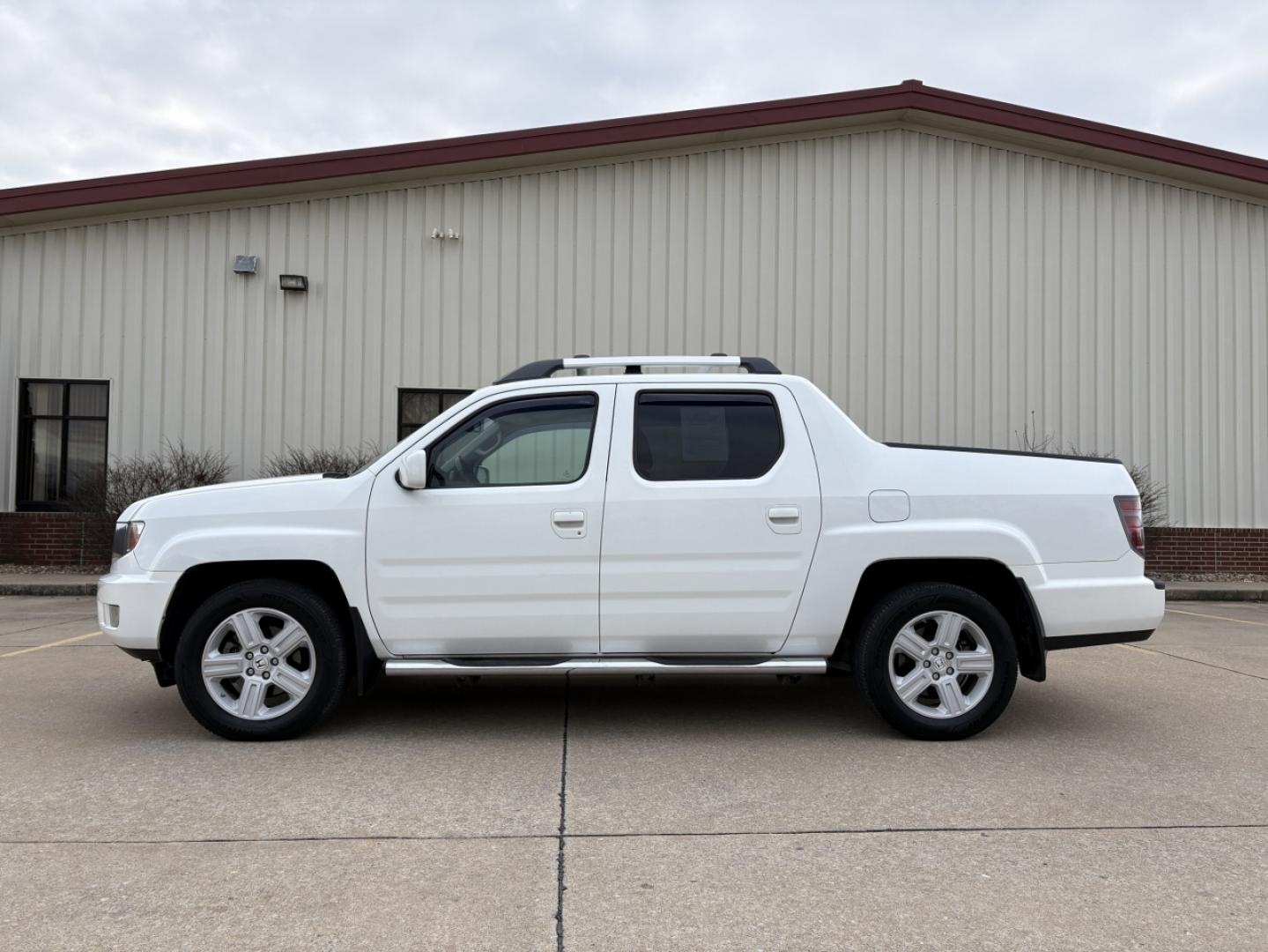 2013 WHITE /Gray Honda Ridgeline RTL (5FPYK1F50DB) with an 3.5L V6 engine, Automatic transmission, located at 2990 Old Orchard Rd., Jackson, MO, 63755, 37.354214, -89.612106 - 2013 Honda Ridgeline RTL 80xxx miles 4x4 3.5L V6 Automatic Leather Navigation Power/Heated Seats Backup Camera Sunroof Cruise Power Windows/Locks/Mirrors We have financing available and we accept trades! Fill out a credit application on our website or come by today! If you have any ques - Photo#9