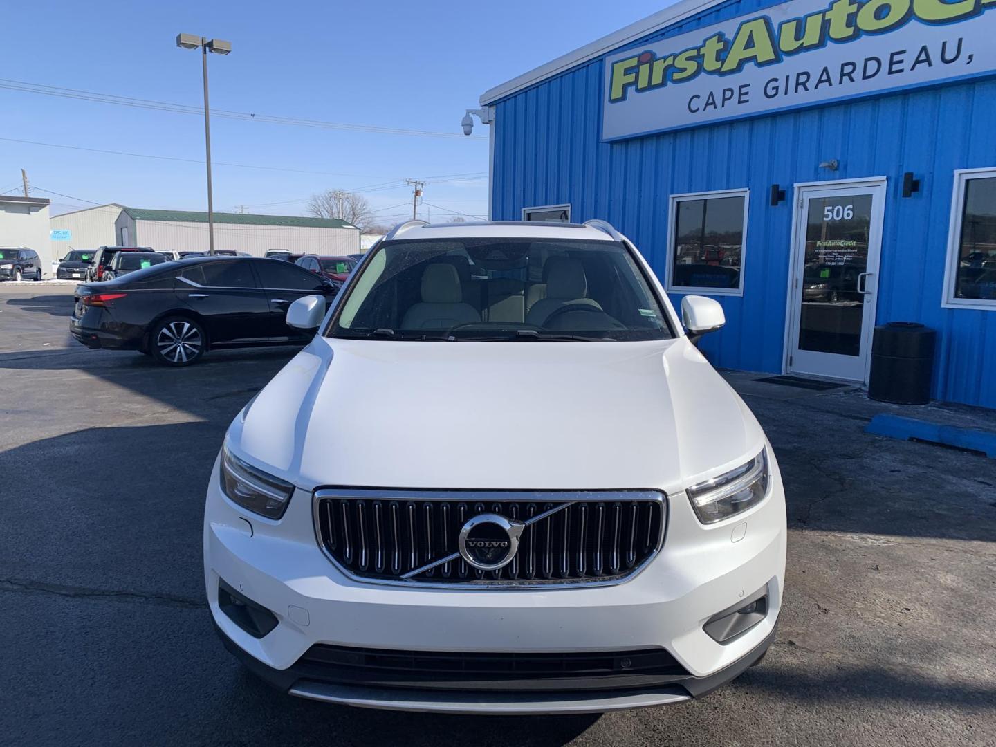 2020 WHITE /WHITE Volvo XC40 T5 Inscription AWD (YV4162UL1L2) with an 2.0L L4 DOHC 16V engine, Automatic transmission, located at 506 S. Kingshighway, Cape Girardeau, MO, 63703, (573) 235-5000, 37.294991, -89.553635 - 2020 Volvo XC40 AWD 74,xxx miles Alarm System Bluetooth Cruise Control Folding Rear Seat Heated Seats Heated Steering Wheel Integrated Garage Door Opener Leather Seats Navigation System Power Driver's Seat Power Outlet Power Windows Premium Radio Remote Engine Start Remote Keyless E - Photo#1