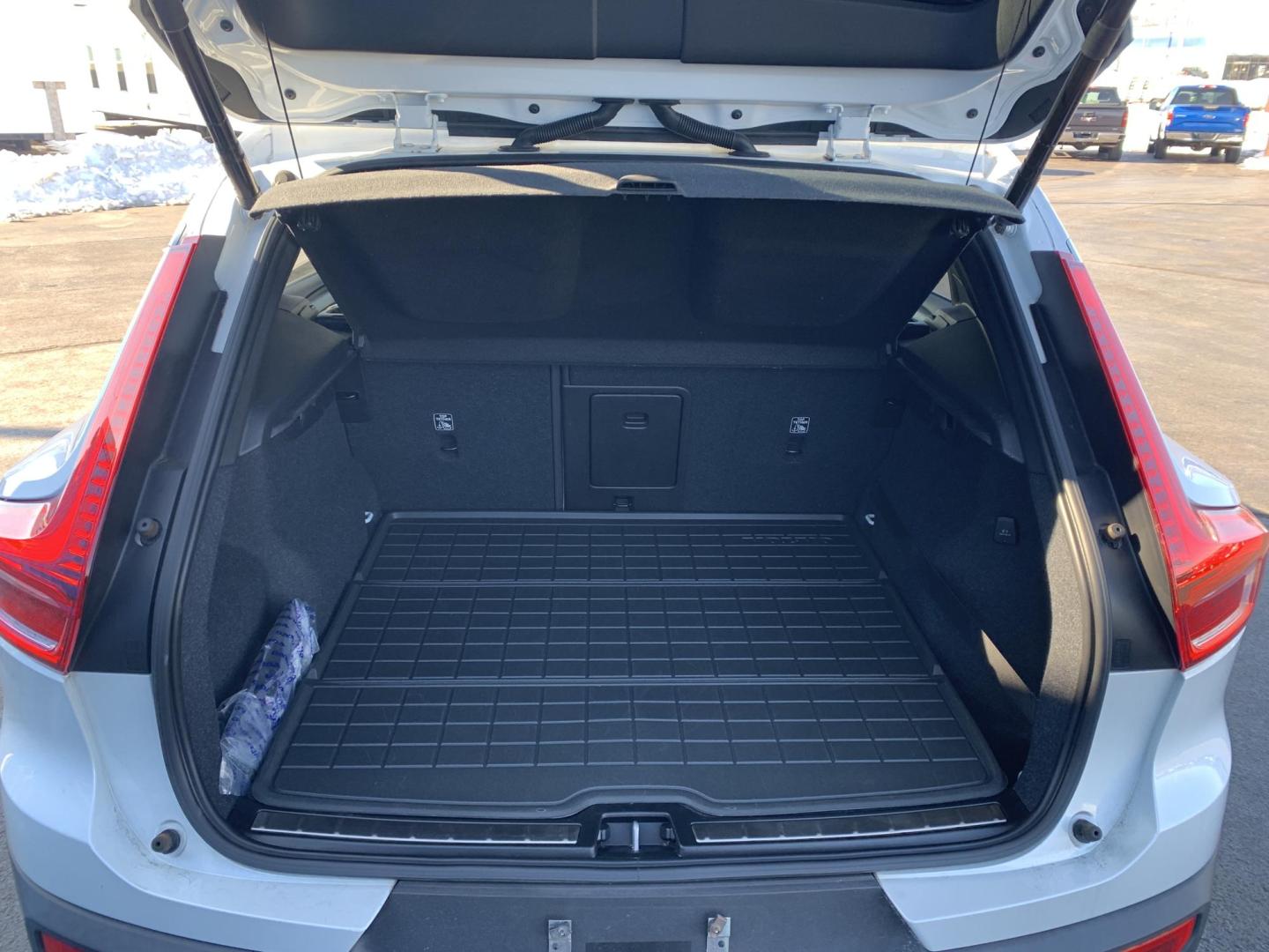 2020 WHITE /WHITE Volvo XC40 T5 Inscription AWD (YV4162UL1L2) with an 2.0L L4 DOHC 16V engine, Automatic transmission, located at 506 S. Kingshighway, Cape Girardeau, MO, 63703, (573) 235-5000, 37.294991, -89.553635 - 2020 Volvo XC40 AWD 74,xxx miles Alarm System Bluetooth Cruise Control Folding Rear Seat Heated Seats Heated Steering Wheel Integrated Garage Door Opener Leather Seats Navigation System Power Driver's Seat Power Outlet Power Windows Premium Radio Remote Engine Start Remote Keyless E - Photo#6