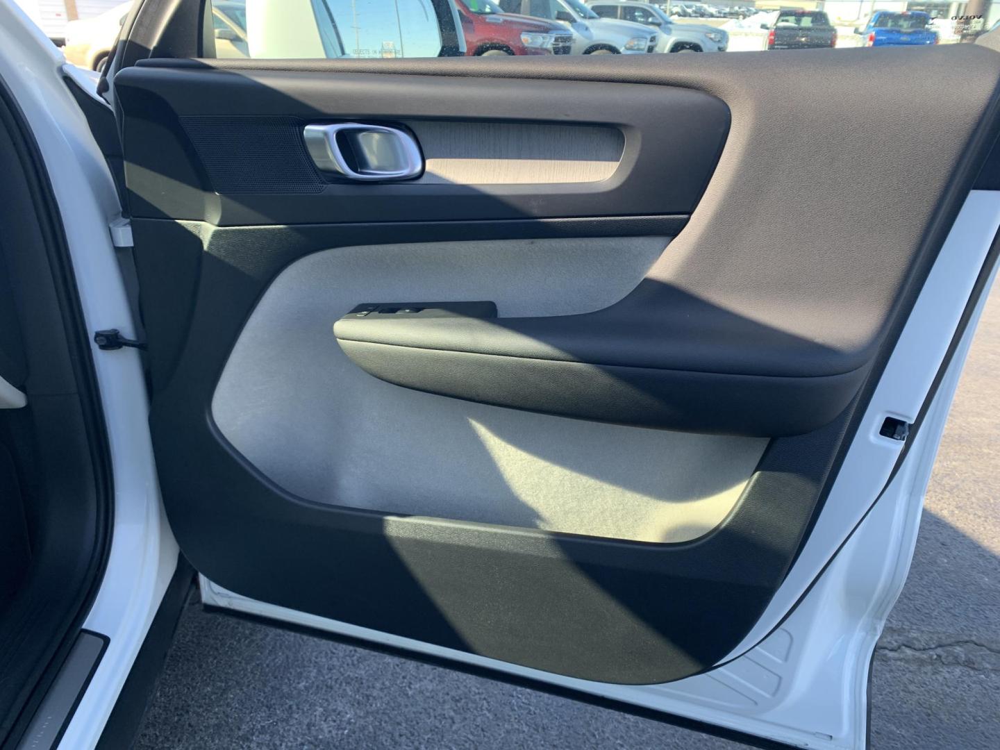 2020 WHITE /WHITE Volvo XC40 T5 Inscription AWD (YV4162UL1L2) with an 2.0L L4 DOHC 16V engine, Automatic transmission, located at 506 S. Kingshighway, Cape Girardeau, MO, 63703, (573) 235-5000, 37.294991, -89.553635 - 2020 Volvo XC40 AWD 74,xxx miles Alarm System Bluetooth Cruise Control Folding Rear Seat Heated Seats Heated Steering Wheel Integrated Garage Door Opener Leather Seats Navigation System Power Driver's Seat Power Outlet Power Windows Premium Radio Remote Engine Start Remote Keyless E - Photo#10