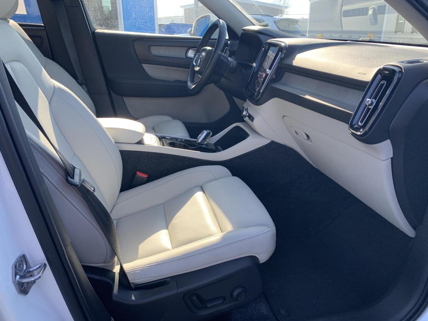 2020 WHITE /WHITE Volvo XC40 T5 Inscription AWD (YV4162UL1L2) with an 2.0L L4 DOHC 16V engine, Automatic transmission, located at 506 S. Kingshighway, Cape Girardeau, MO, 63703, (573) 235-5000, 37.294991, -89.553635 - 2020 Volvo XC40 AWD 74,xxx miles Alarm System Bluetooth Cruise Control Folding Rear Seat Heated Seats Heated Steering Wheel Integrated Garage Door Opener Leather Seats Navigation System Power Driver's Seat Power Outlet Power Windows Premium Radio Remote Engine Start Remote Keyless E - Photo#11