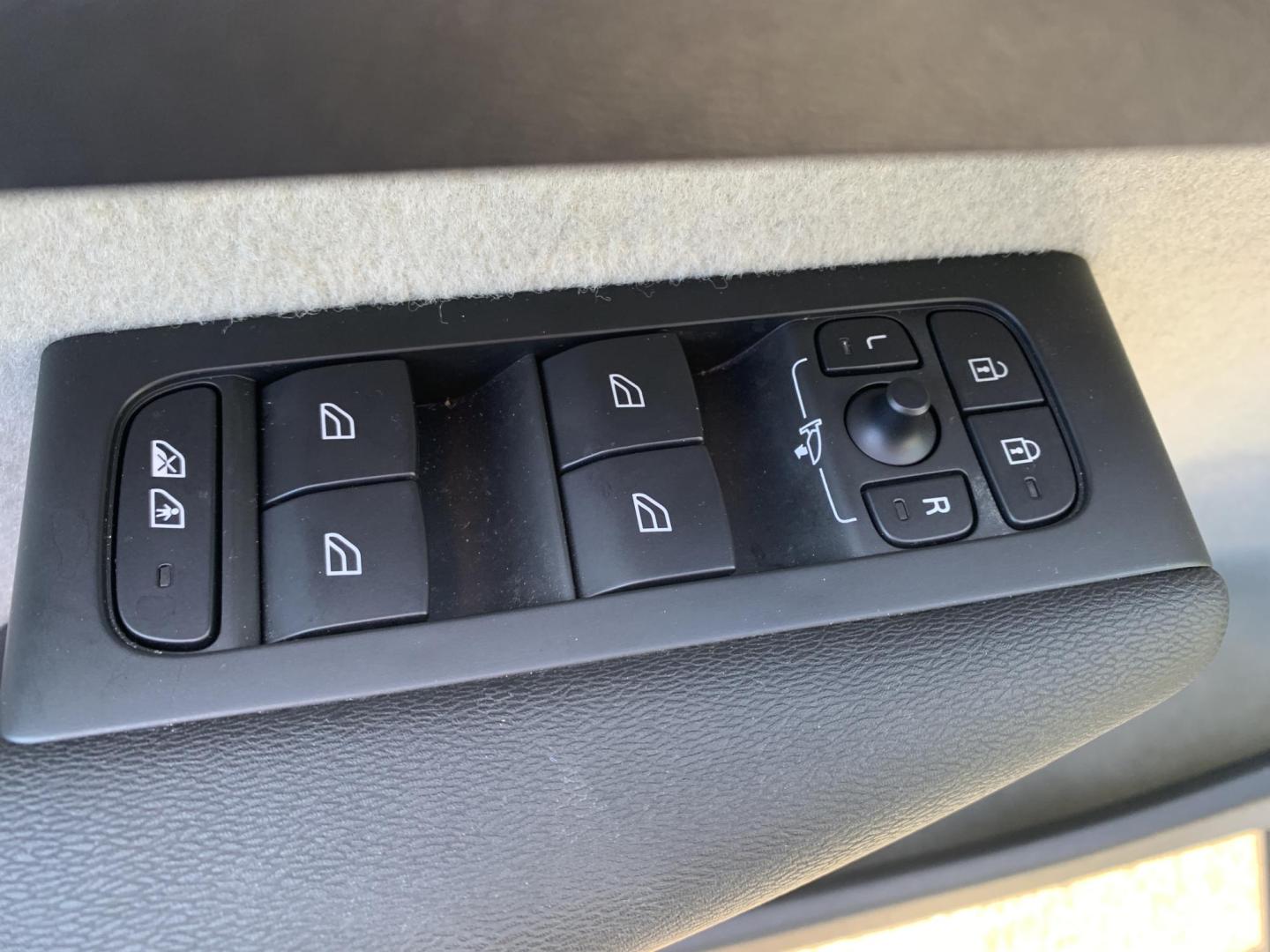 2020 WHITE /WHITE Volvo XC40 T5 Inscription AWD (YV4162UL1L2) with an 2.0L L4 DOHC 16V engine, Automatic transmission, located at 506 S. Kingshighway, Cape Girardeau, MO, 63703, (573) 235-5000, 37.294991, -89.553635 - 2020 Volvo XC40 AWD 74,xxx miles Alarm System Bluetooth Cruise Control Folding Rear Seat Heated Seats Heated Steering Wheel Integrated Garage Door Opener Leather Seats Navigation System Power Driver's Seat Power Outlet Power Windows Premium Radio Remote Engine Start Remote Keyless E - Photo#19