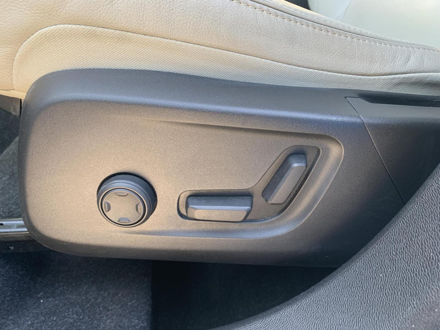 2020 WHITE /WHITE Volvo XC40 T5 Inscription AWD (YV4162UL1L2) with an 2.0L L4 DOHC 16V engine, Automatic transmission, located at 506 S. Kingshighway, Cape Girardeau, MO, 63703, (573) 235-5000, 37.294991, -89.553635 - 2020 Volvo XC40 AWD 74,xxx miles Alarm System Bluetooth Cruise Control Folding Rear Seat Heated Seats Heated Steering Wheel Integrated Garage Door Opener Leather Seats Navigation System Power Driver's Seat Power Outlet Power Windows Premium Radio Remote Engine Start Remote Keyless E - Photo#20