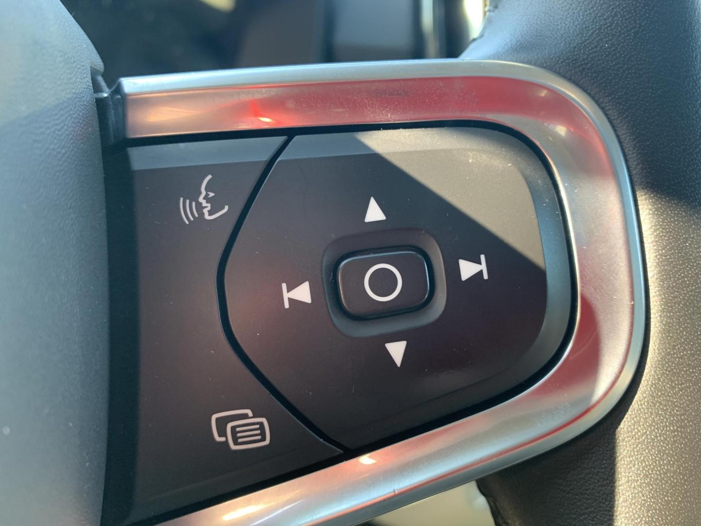 2020 WHITE /WHITE Volvo XC40 T5 Inscription AWD (YV4162UL1L2) with an 2.0L L4 DOHC 16V engine, Automatic transmission, located at 506 S. Kingshighway, Cape Girardeau, MO, 63703, (573) 235-5000, 37.294991, -89.553635 - 2020 Volvo XC40 AWD 74,xxx miles Alarm System Bluetooth Cruise Control Folding Rear Seat Heated Seats Heated Steering Wheel Integrated Garage Door Opener Leather Seats Navigation System Power Driver's Seat Power Outlet Power Windows Premium Radio Remote Engine Start Remote Keyless E - Photo#22