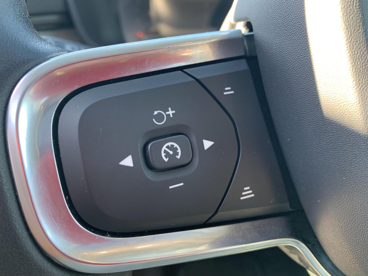 2020 WHITE /WHITE Volvo XC40 T5 Inscription AWD (YV4162UL1L2) with an 2.0L L4 DOHC 16V engine, Automatic transmission, located at 506 S. Kingshighway, Cape Girardeau, MO, 63703, (573) 235-5000, 37.294991, -89.553635 - 2020 Volvo XC40 AWD 74,xxx miles Alarm System Bluetooth Cruise Control Folding Rear Seat Heated Seats Heated Steering Wheel Integrated Garage Door Opener Leather Seats Navigation System Power Driver's Seat Power Outlet Power Windows Premium Radio Remote Engine Start Remote Keyless E - Photo#21