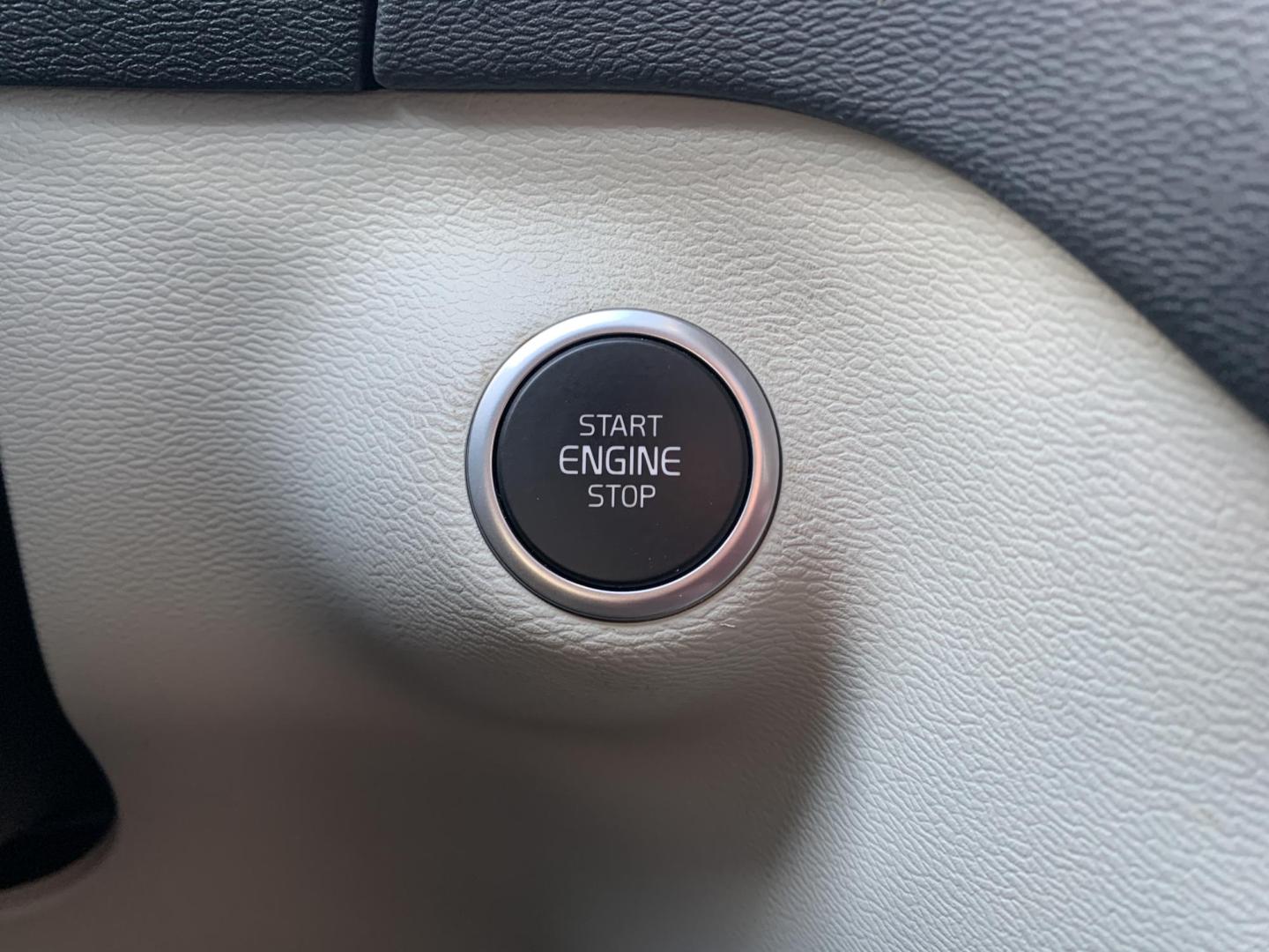 2020 WHITE /WHITE Volvo XC40 T5 Inscription AWD (YV4162UL1L2) with an 2.0L L4 DOHC 16V engine, Automatic transmission, located at 506 S. Kingshighway, Cape Girardeau, MO, 63703, (573) 235-5000, 37.294991, -89.553635 - 2020 Volvo XC40 AWD 74,xxx miles Alarm System Bluetooth Cruise Control Folding Rear Seat Heated Seats Heated Steering Wheel Integrated Garage Door Opener Leather Seats Navigation System Power Driver's Seat Power Outlet Power Windows Premium Radio Remote Engine Start Remote Keyless E - Photo#24