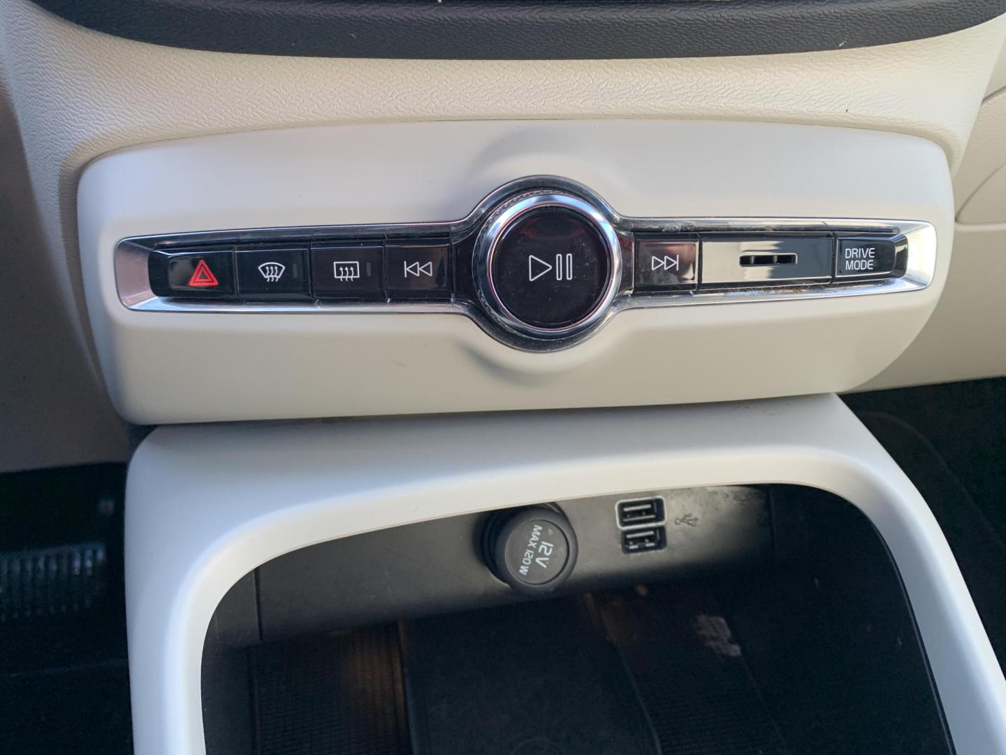 2020 WHITE /WHITE Volvo XC40 T5 Inscription AWD (YV4162UL1L2) with an 2.0L L4 DOHC 16V engine, Automatic transmission, located at 506 S. Kingshighway, Cape Girardeau, MO, 63703, (573) 235-5000, 37.294991, -89.553635 - 2020 Volvo XC40 AWD 74,xxx miles Alarm System Bluetooth Cruise Control Folding Rear Seat Heated Seats Heated Steering Wheel Integrated Garage Door Opener Leather Seats Navigation System Power Driver's Seat Power Outlet Power Windows Premium Radio Remote Engine Start Remote Keyless E - Photo#26