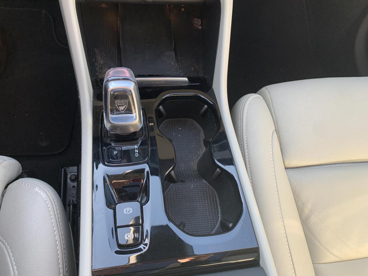 2020 WHITE /WHITE Volvo XC40 T5 Inscription AWD (YV4162UL1L2) with an 2.0L L4 DOHC 16V engine, Automatic transmission, located at 506 S. Kingshighway, Cape Girardeau, MO, 63703, (573) 235-5000, 37.294991, -89.553635 - 2020 Volvo XC40 AWD 74,xxx miles Alarm System Bluetooth Cruise Control Folding Rear Seat Heated Seats Heated Steering Wheel Integrated Garage Door Opener Leather Seats Navigation System Power Driver's Seat Power Outlet Power Windows Premium Radio Remote Engine Start Remote Keyless E - Photo#27