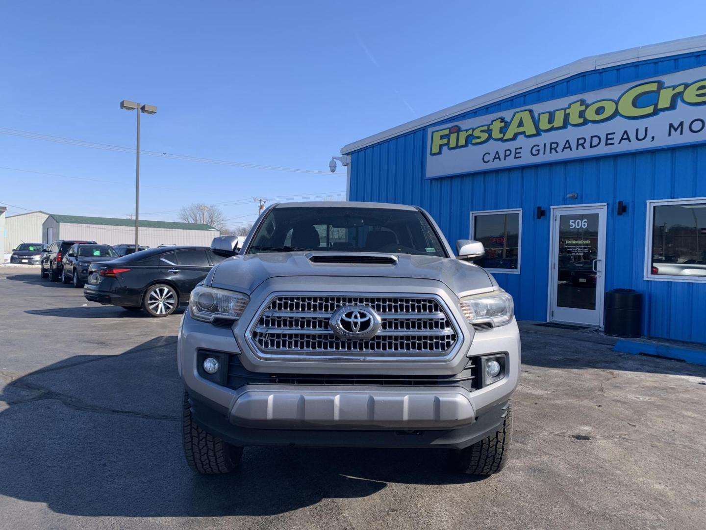 2016 SILVER /GRAY Toyota Tacoma SR5 Double Cab Long Bed V6 5AT 4WD (3TMCZ5ANXGM) with an 3.6L V6 DOHC 24V engine, Automatic transmission, located at 506 S. Kingshighway, Cape Girardeau, MO, 63703, (573) 235-5000, 37.294991, -89.553635 - 2016 Toyota Tacoma SR5 Double Cab 203,xxx miles Alarm System Bluetooth Cloth Seats Cruise Control Navigation System Power Windows Remote Keyless Entry Steering Wheel Controls Tilt Steering Wheel We have financing available and we accept trades! Fill out a credit application on our website - Photo#1