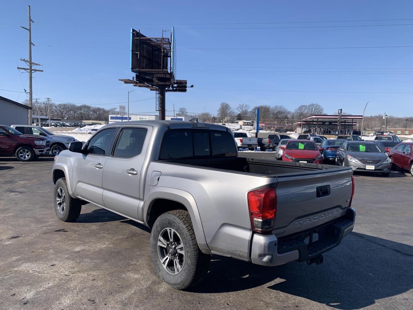 2016 SILVER /GRAY Toyota Tacoma SR5 Double Cab Long Bed V6 5AT 4WD (3TMCZ5ANXGM) with an 3.6L V6 DOHC 24V engine, Automatic transmission, located at 506 S. Kingshighway, Cape Girardeau, MO, 63703, (573) 235-5000, 37.294991, -89.553635 - 2016 Toyota Tacoma SR5 Double Cab 203,xxx miles Alarm System Bluetooth Cloth Seats Cruise Control Navigation System Power Windows Remote Keyless Entry Steering Wheel Controls Tilt Steering Wheel We have financing available and we accept trades! Fill out a credit application on our website - Photo#4