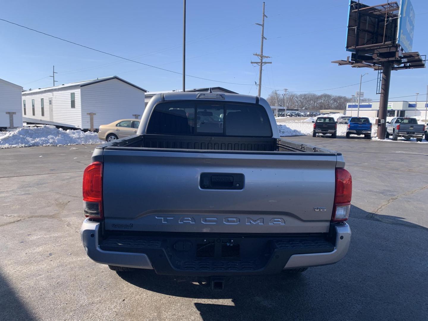 2016 SILVER /GRAY Toyota Tacoma SR5 Double Cab Long Bed V6 5AT 4WD (3TMCZ5ANXGM) with an 3.6L V6 DOHC 24V engine, Automatic transmission, located at 506 S. Kingshighway, Cape Girardeau, MO, 63703, (573) 235-5000, 37.294991, -89.553635 - 2016 Toyota Tacoma SR5 Double Cab 203,xxx miles Alarm System Bluetooth Cloth Seats Cruise Control Navigation System Power Windows Remote Keyless Entry Steering Wheel Controls Tilt Steering Wheel We have financing available and we accept trades! Fill out a credit application on our website - Photo#5