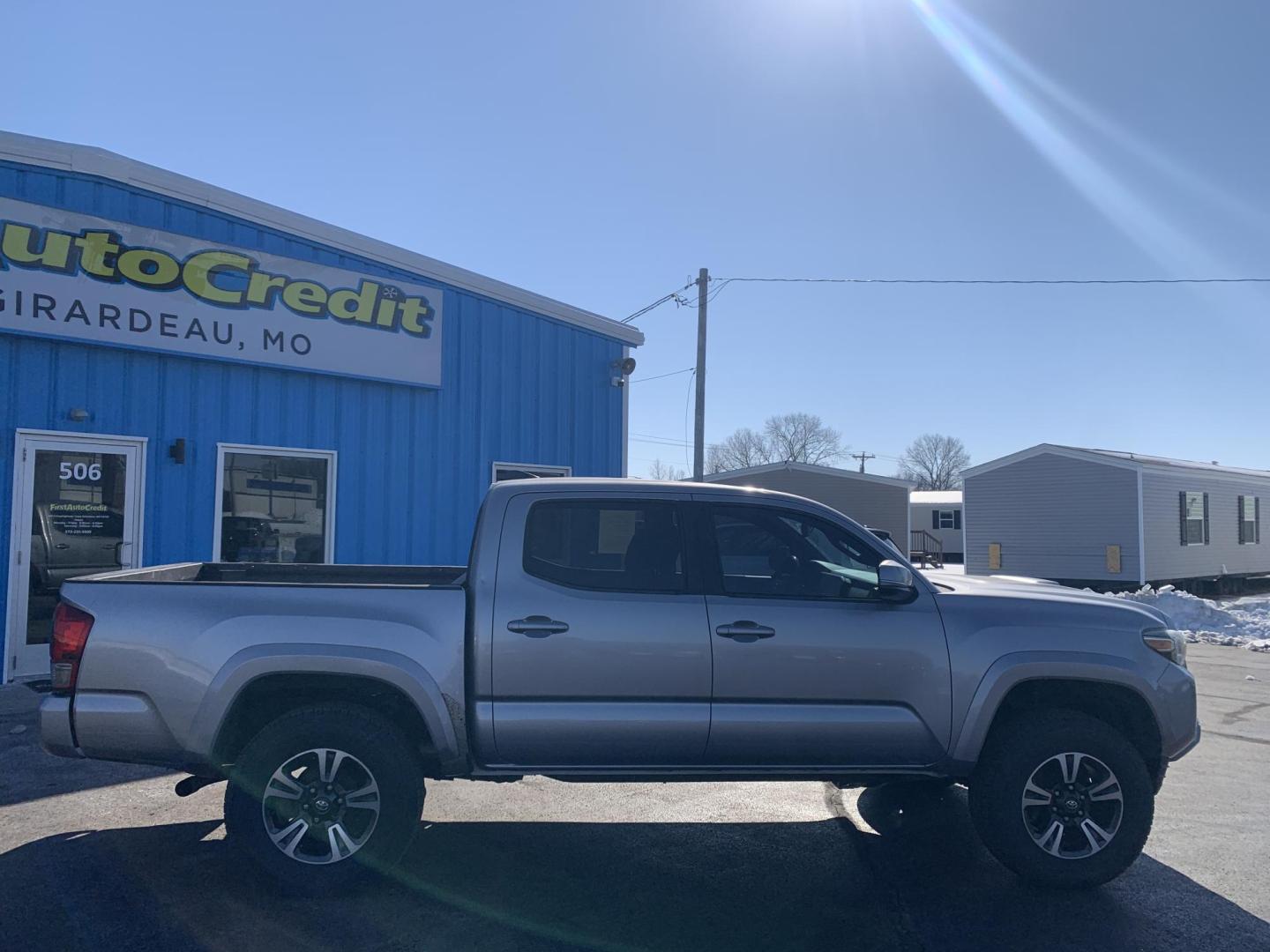 2016 SILVER /GRAY Toyota Tacoma SR5 Double Cab Long Bed V6 5AT 4WD (3TMCZ5ANXGM) with an 3.6L V6 DOHC 24V engine, Automatic transmission, located at 506 S. Kingshighway, Cape Girardeau, MO, 63703, (573) 235-5000, 37.294991, -89.553635 - 2016 Toyota Tacoma SR5 Double Cab 203,xxx miles Alarm System Bluetooth Cloth Seats Cruise Control Navigation System Power Windows Remote Keyless Entry Steering Wheel Controls Tilt Steering Wheel We have financing available and we accept trades! Fill out a credit application on our website - Photo#7
