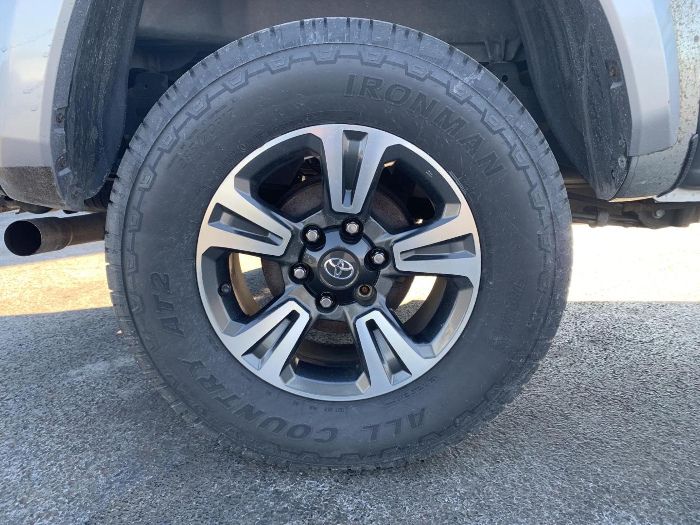 2016 SILVER /GRAY Toyota Tacoma SR5 Double Cab Long Bed V6 5AT 4WD (3TMCZ5ANXGM) with an 3.6L V6 DOHC 24V engine, Automatic transmission, located at 506 S. Kingshighway, Cape Girardeau, MO, 63703, (573) 235-5000, 37.294991, -89.553635 - 2016 Toyota Tacoma SR5 Double Cab 203,xxx miles Alarm System Bluetooth Cloth Seats Cruise Control Navigation System Power Windows Remote Keyless Entry Steering Wheel Controls Tilt Steering Wheel We have financing available and we accept trades! Fill out a credit application on our website - Photo#31