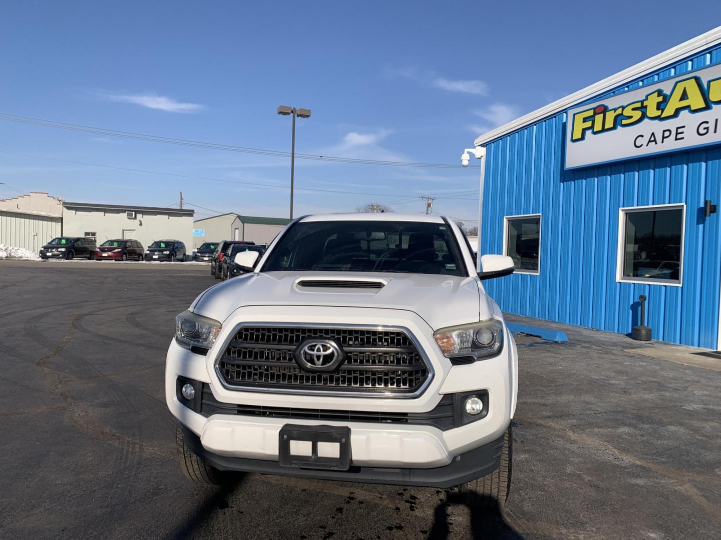 2017 WHITE /BLACK Toyota Tacoma SR5 Access Cab V6 6AT 4WD (5TFSZ5AN8HX) with an 3.5L V6 DOHC 24V engine, Automatic transmission, located at 506 S. Kingshighway, Cape Girardeau, MO, 63703, (573) 235-5000, 37.294991, -89.553635 - 2017 Toyota Tacoma SR5 Access Cab 236,xxx miles Alarm System Bluetooth Cloth Seats Navigation System Power Windows Remote Keyless Entry Tilt Steering Wheel USB Port We have financing available and we accept trades! Fill out a credit application on our website or come by today! If you hav - Photo#1