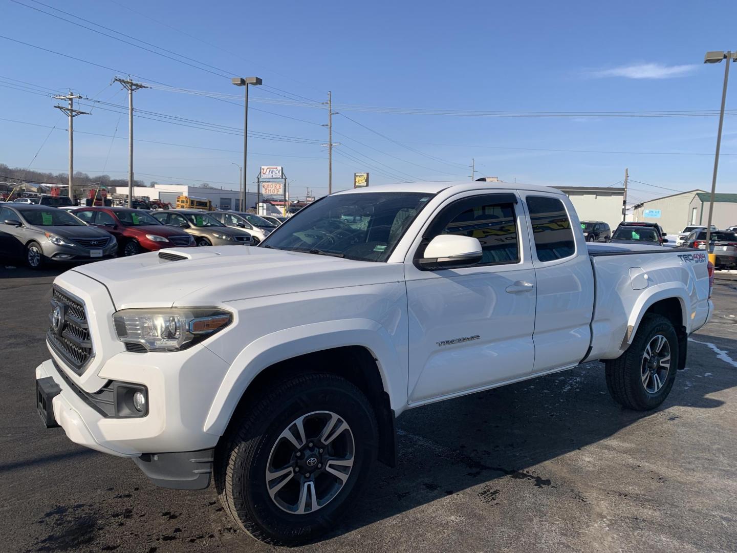 2017 WHITE /BLACK Toyota Tacoma SR5 Access Cab V6 6AT 4WD (5TFSZ5AN8HX) with an 3.5L V6 DOHC 24V engine, Automatic transmission, located at 506 S. Kingshighway, Cape Girardeau, MO, 63703, (573) 235-5000, 37.294991, -89.553635 - 2017 Toyota Tacoma SR5 Access Cab 236,xxx miles Alarm System Bluetooth Cloth Seats Navigation System Power Windows Remote Keyless Entry Tilt Steering Wheel USB Port We have financing available and we accept trades! Fill out a credit application on our website or come by today! If you hav - Photo#2