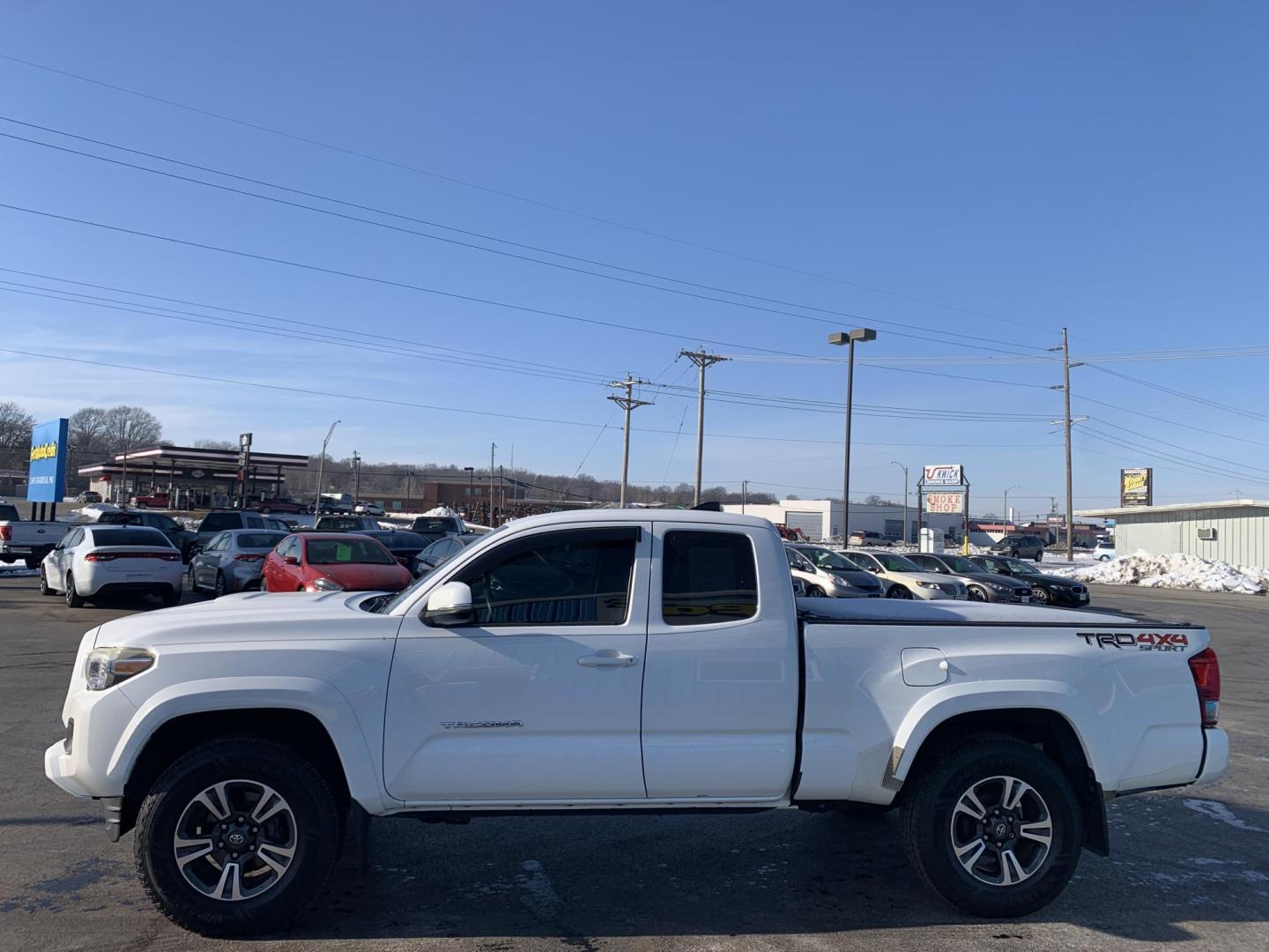 2017 WHITE /BLACK Toyota Tacoma SR5 Access Cab V6 6AT 4WD (5TFSZ5AN8HX) with an 3.5L V6 DOHC 24V engine, Automatic transmission, located at 506 S. Kingshighway, Cape Girardeau, MO, 63703, (573) 235-5000, 37.294991, -89.553635 - 2017 Toyota Tacoma SR5 Access Cab 236,xxx miles Alarm System Bluetooth Cloth Seats Navigation System Power Windows Remote Keyless Entry Tilt Steering Wheel USB Port We have financing available and we accept trades! Fill out a credit application on our website or come by today! If you hav - Photo#3