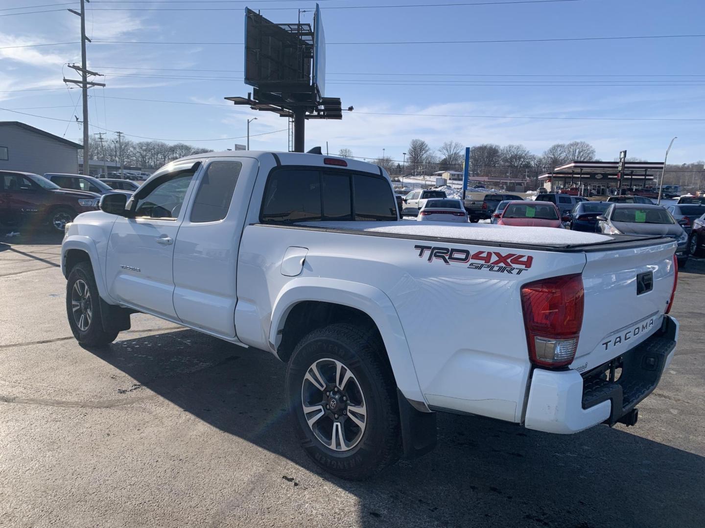 2017 WHITE /BLACK Toyota Tacoma SR5 Access Cab V6 6AT 4WD (5TFSZ5AN8HX) with an 3.5L V6 DOHC 24V engine, Automatic transmission, located at 506 S. Kingshighway, Cape Girardeau, MO, 63703, (573) 235-5000, 37.294991, -89.553635 - 2017 Toyota Tacoma SR5 Access Cab 236,xxx miles Alarm System Bluetooth Cloth Seats Navigation System Power Windows Remote Keyless Entry Tilt Steering Wheel USB Port We have financing available and we accept trades! Fill out a credit application on our website or come by today! If you hav - Photo#4