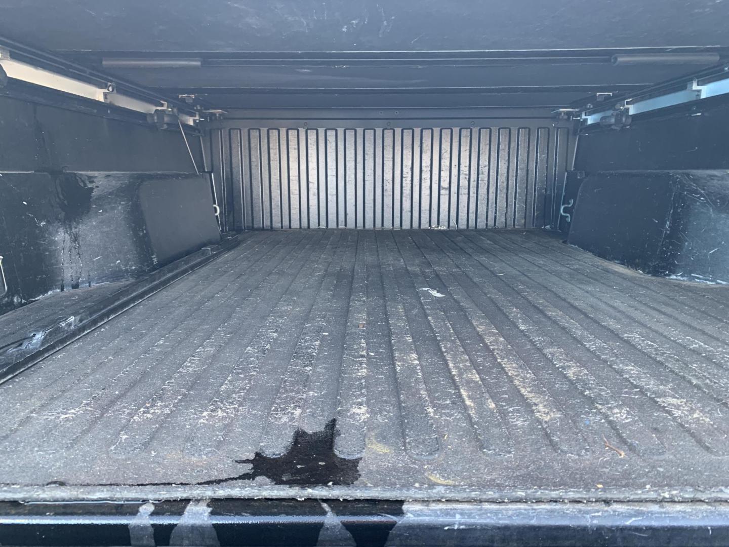 2017 WHITE /BLACK Toyota Tacoma SR5 Access Cab V6 6AT 4WD (5TFSZ5AN8HX) with an 3.5L V6 DOHC 24V engine, Automatic transmission, located at 506 S. Kingshighway, Cape Girardeau, MO, 63703, (573) 235-5000, 37.294991, -89.553635 - 2017 Toyota Tacoma SR5 Access Cab 236,xxx miles Alarm System Bluetooth Cloth Seats Navigation System Power Windows Remote Keyless Entry Tilt Steering Wheel USB Port We have financing available and we accept trades! Fill out a credit application on our website or come by today! If you hav - Photo#6