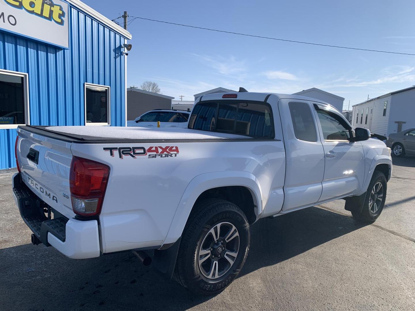 2017 WHITE /BLACK Toyota Tacoma SR5 Access Cab V6 6AT 4WD (5TFSZ5AN8HX) with an 3.5L V6 DOHC 24V engine, Automatic transmission, located at 506 S. Kingshighway, Cape Girardeau, MO, 63703, (573) 235-5000, 37.294991, -89.553635 - 2017 Toyota Tacoma SR5 Access Cab 236,xxx miles Alarm System Bluetooth Cloth Seats Navigation System Power Windows Remote Keyless Entry Tilt Steering Wheel USB Port We have financing available and we accept trades! Fill out a credit application on our website or come by today! If you hav - Photo#7